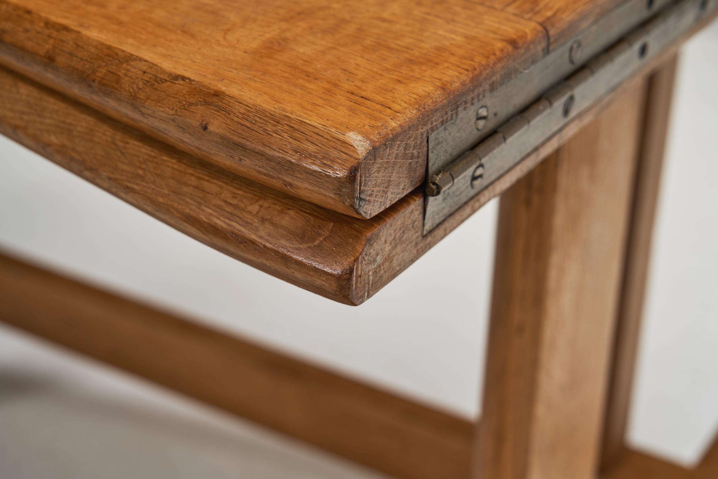 Table de salle à mangerPortefeuille en chêne Guillerme et Chambron, France vers les années 1960 en vente 8