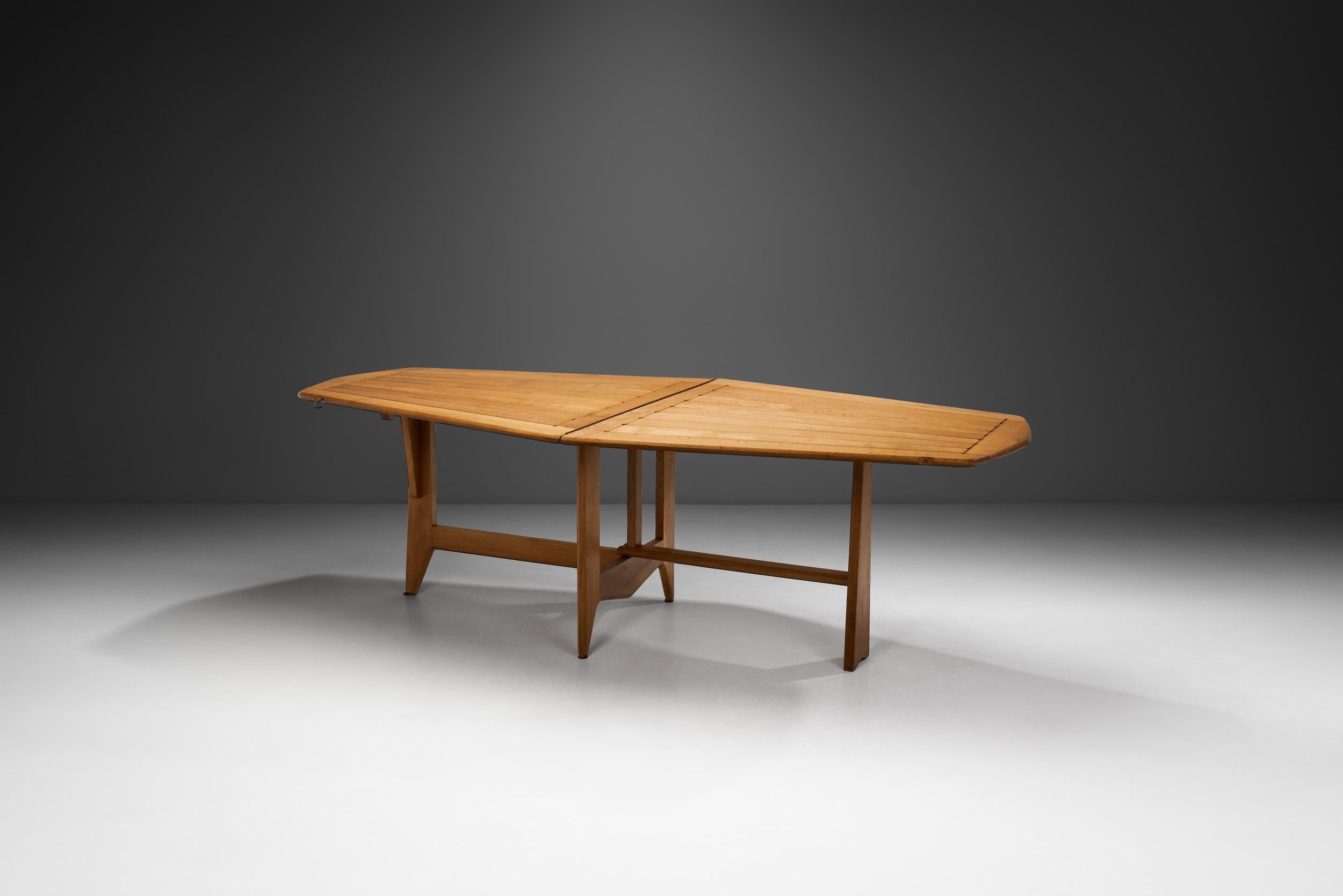 Les designs de table de Guillerme et Chambron sont connus pour leur aspect distinctif et leur multifonctionnalité. Ce modèle en particulier montre à quel point le design décoratif et la fonctionnalité étaient tout aussi importants pour les