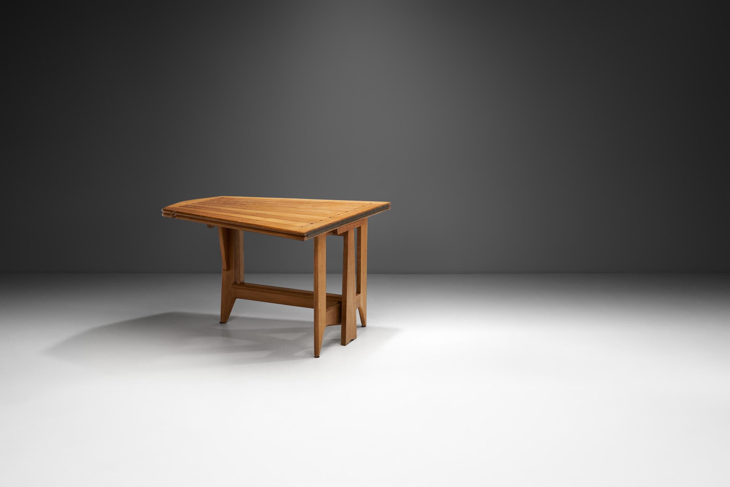 Mid-Century Modern Table de salle à mangerPortefeuille en chêne Guillerme et Chambron, France vers les années 1960 en vente