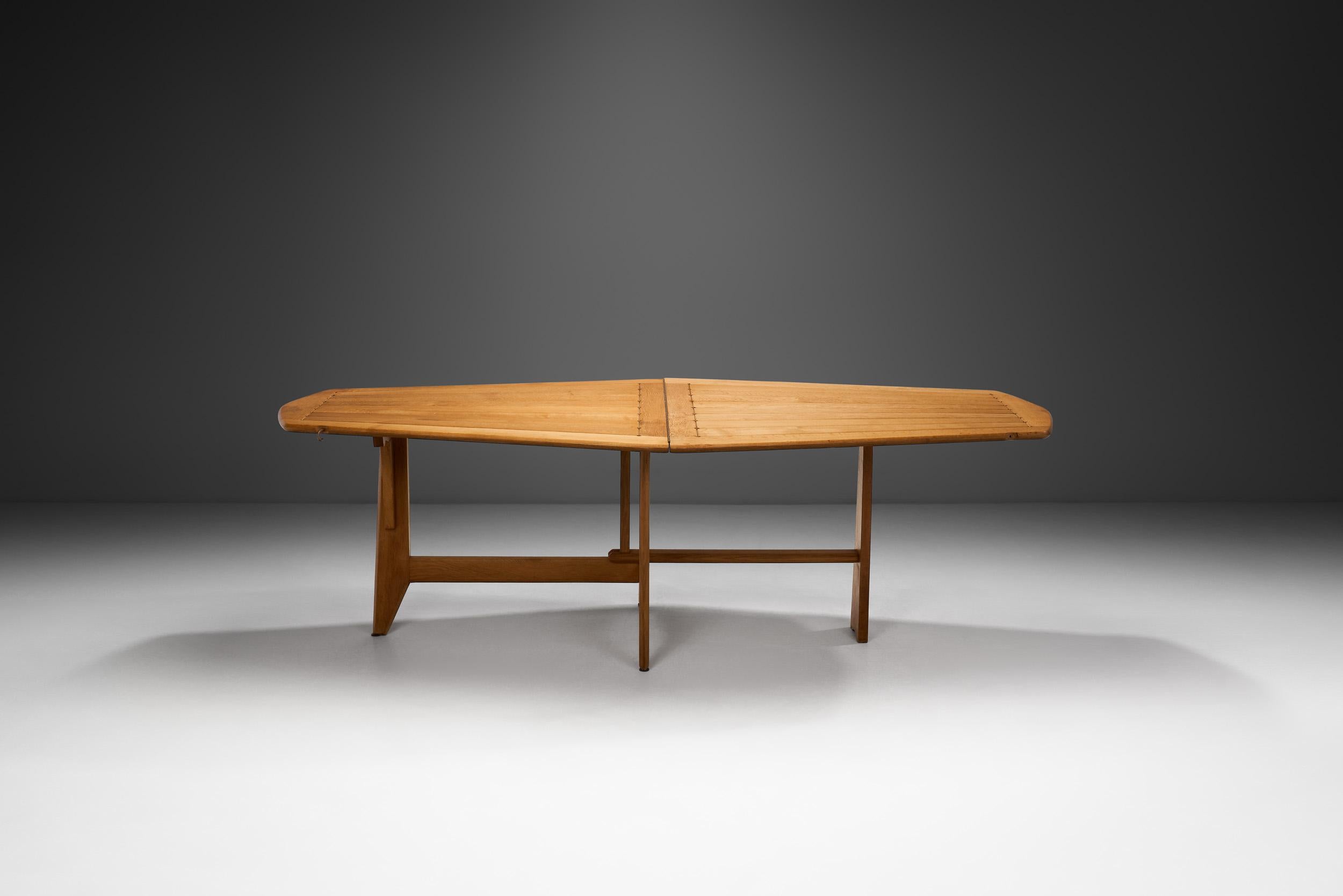 Français Table de salle à mangerPortefeuille en chêne Guillerme et Chambron, France vers les années 1960 en vente