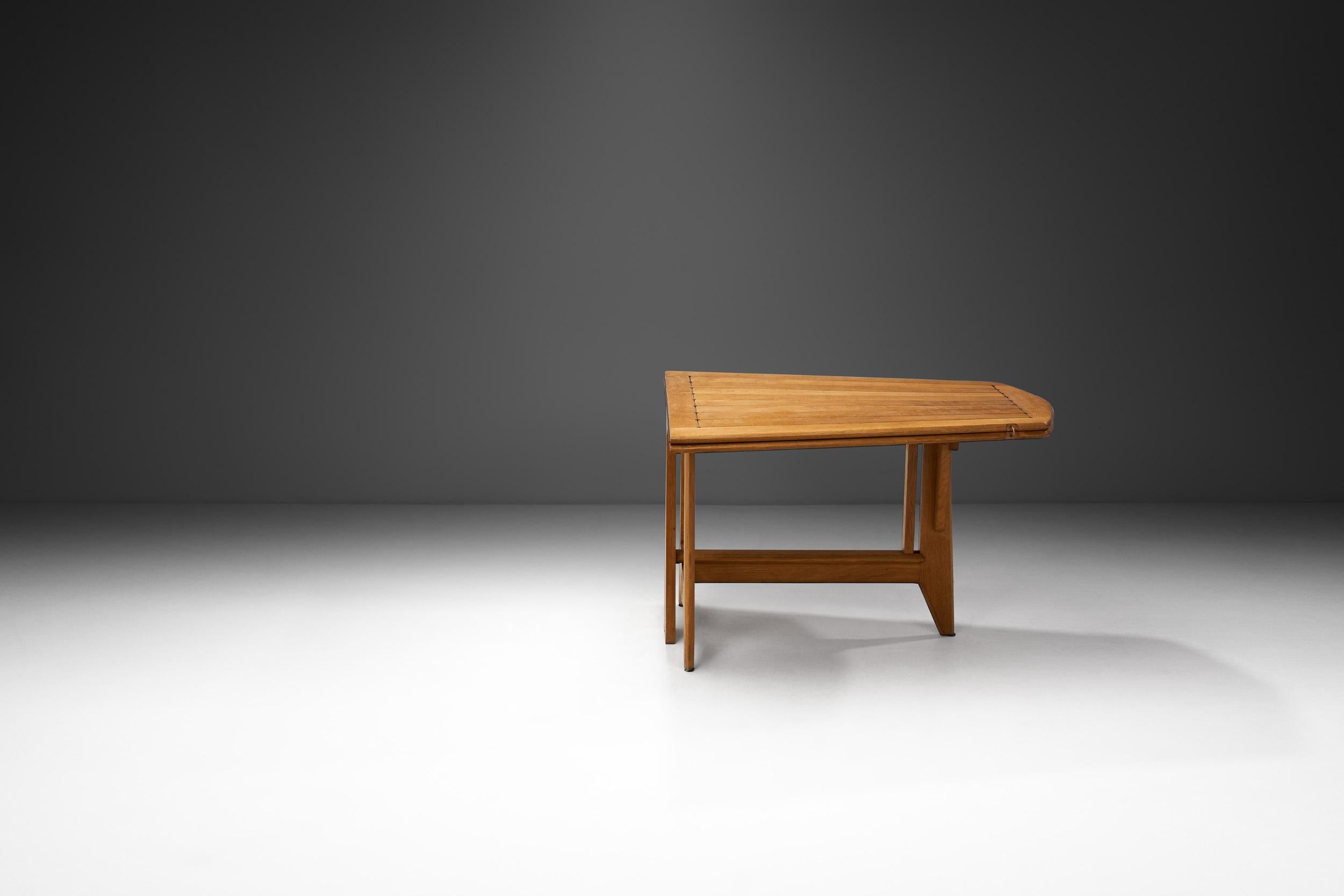 Table de salle à mangerPortefeuille en chêne Guillerme et Chambron, France vers les années 1960 Bon état - En vente à Utrecht, NL