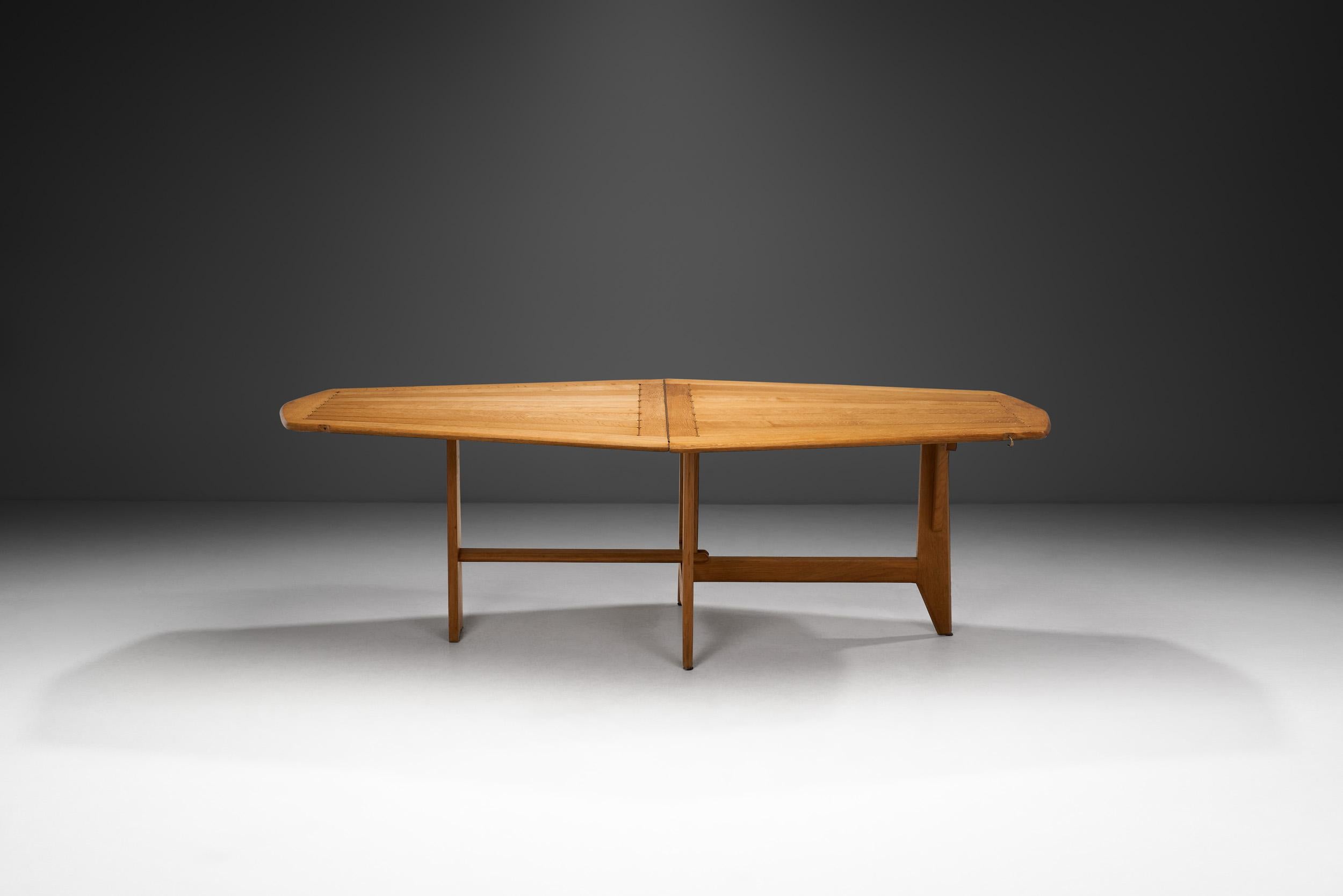 Milieu du XXe siècle Table de salle à mangerPortefeuille en chêne Guillerme et Chambron, France vers les années 1960 en vente