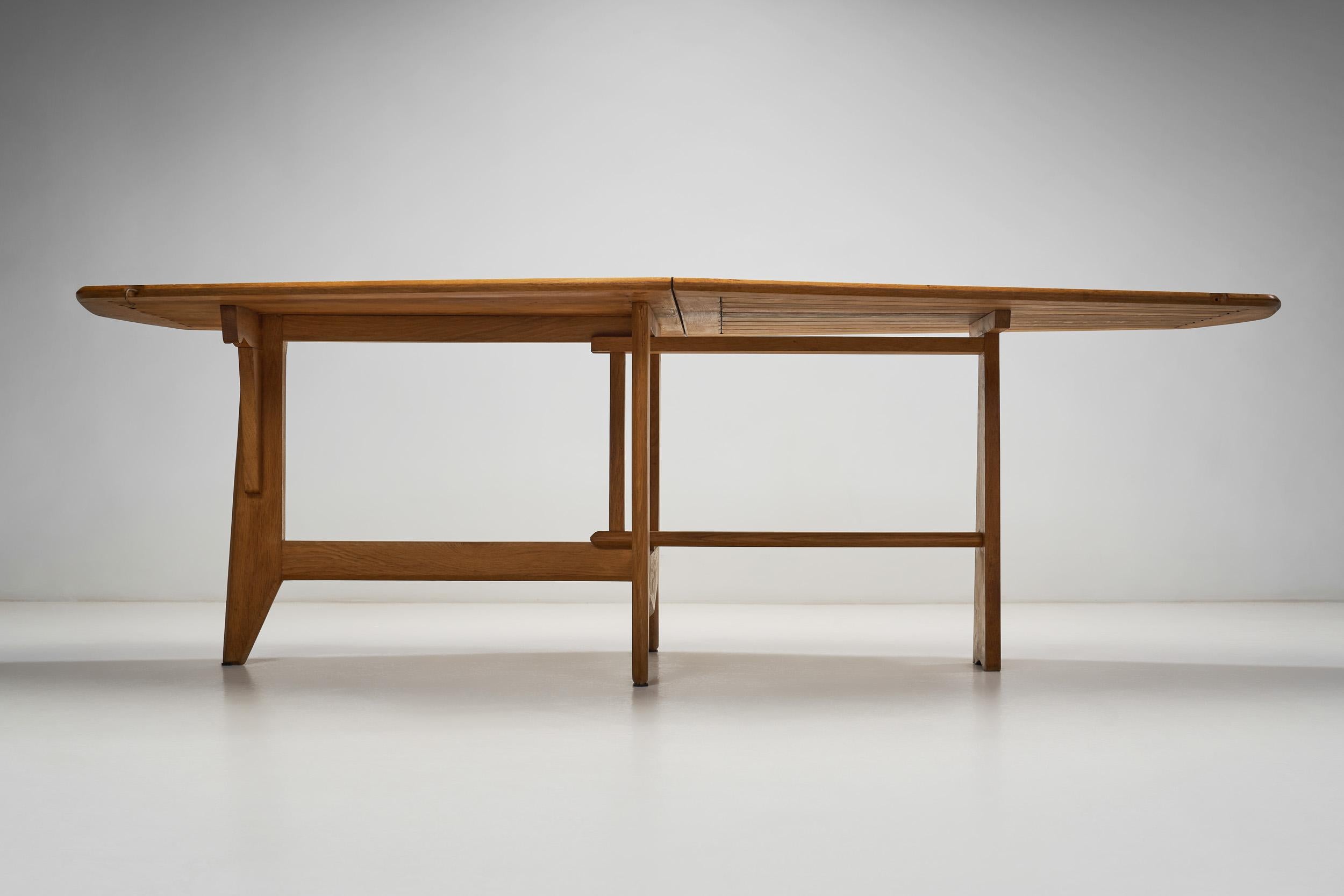 Chêne Table de salle à mangerPortefeuille en chêne Guillerme et Chambron, France vers les années 1960 en vente