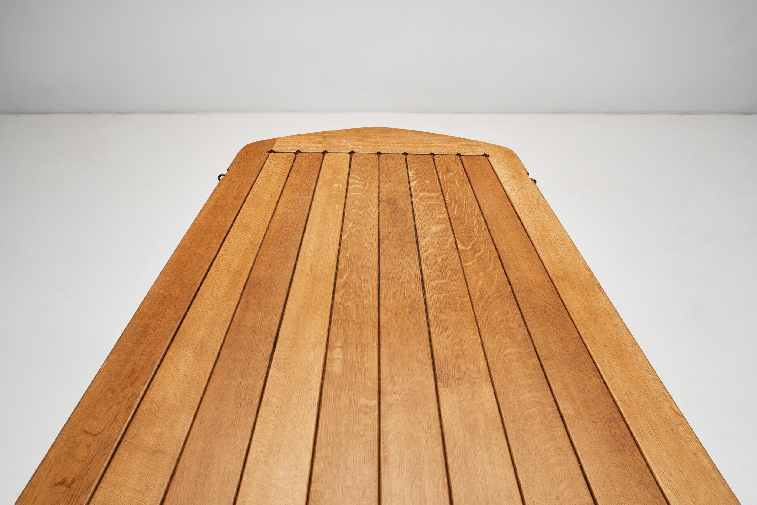 Table de salle à mangerPortefeuille en chêne Guillerme et Chambron, France vers les années 1960 en vente 1