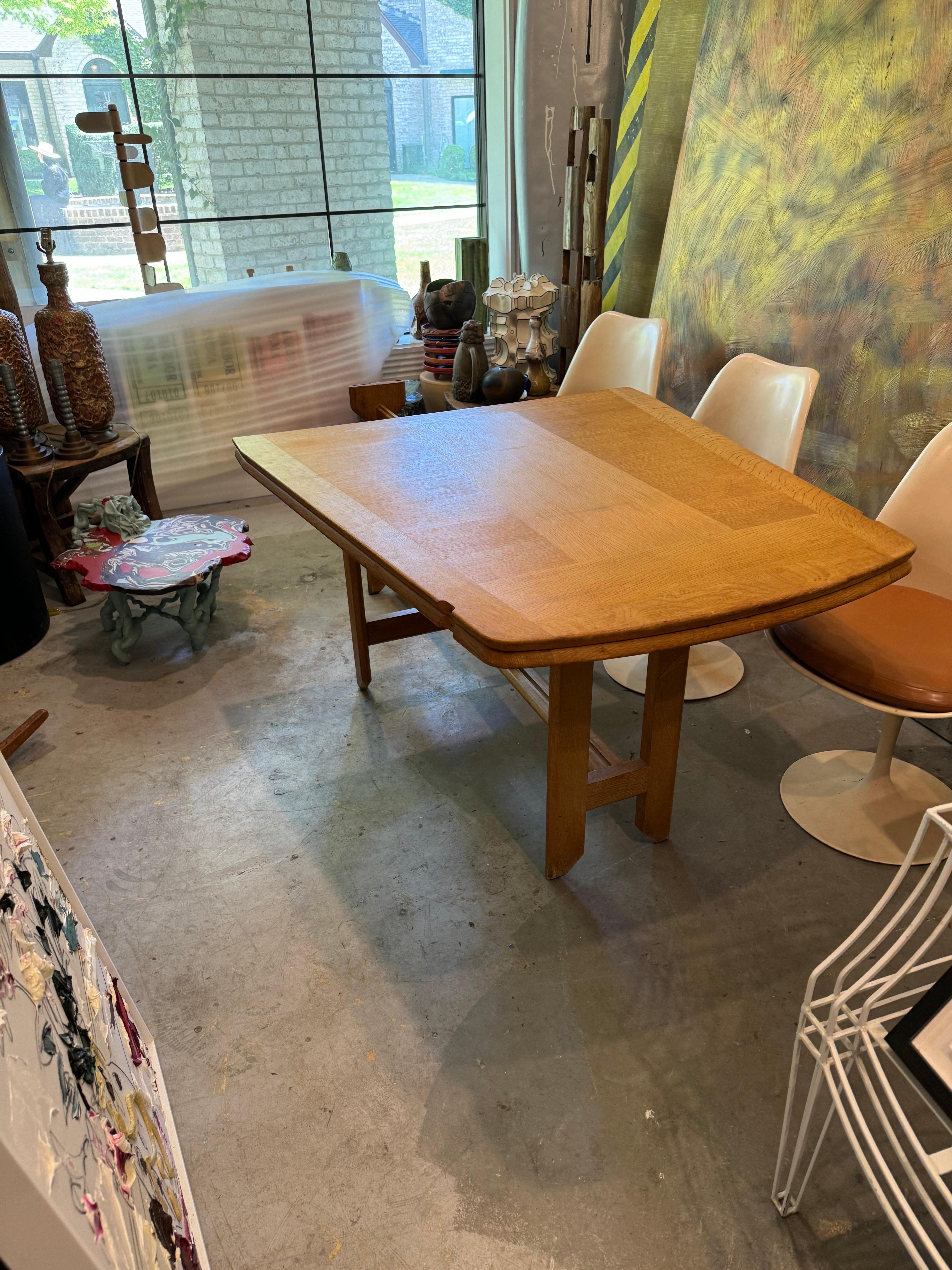Une table en chêne guillerme et charbon peut être ouverte ou fermée 75 x 118 x104 cm