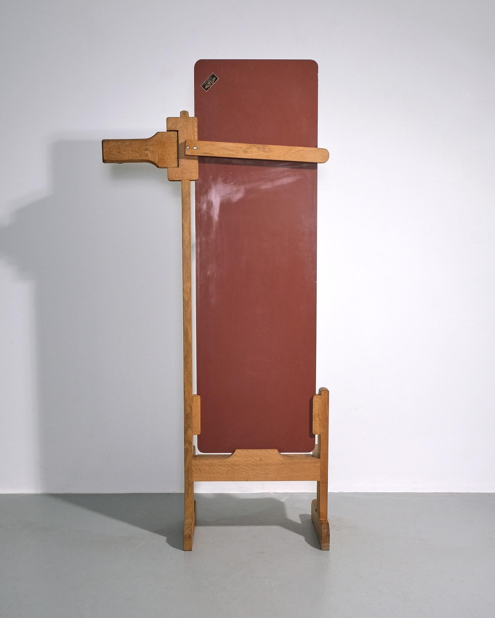 Miroir sur pied de Guillerme et Chambron, intitulé 