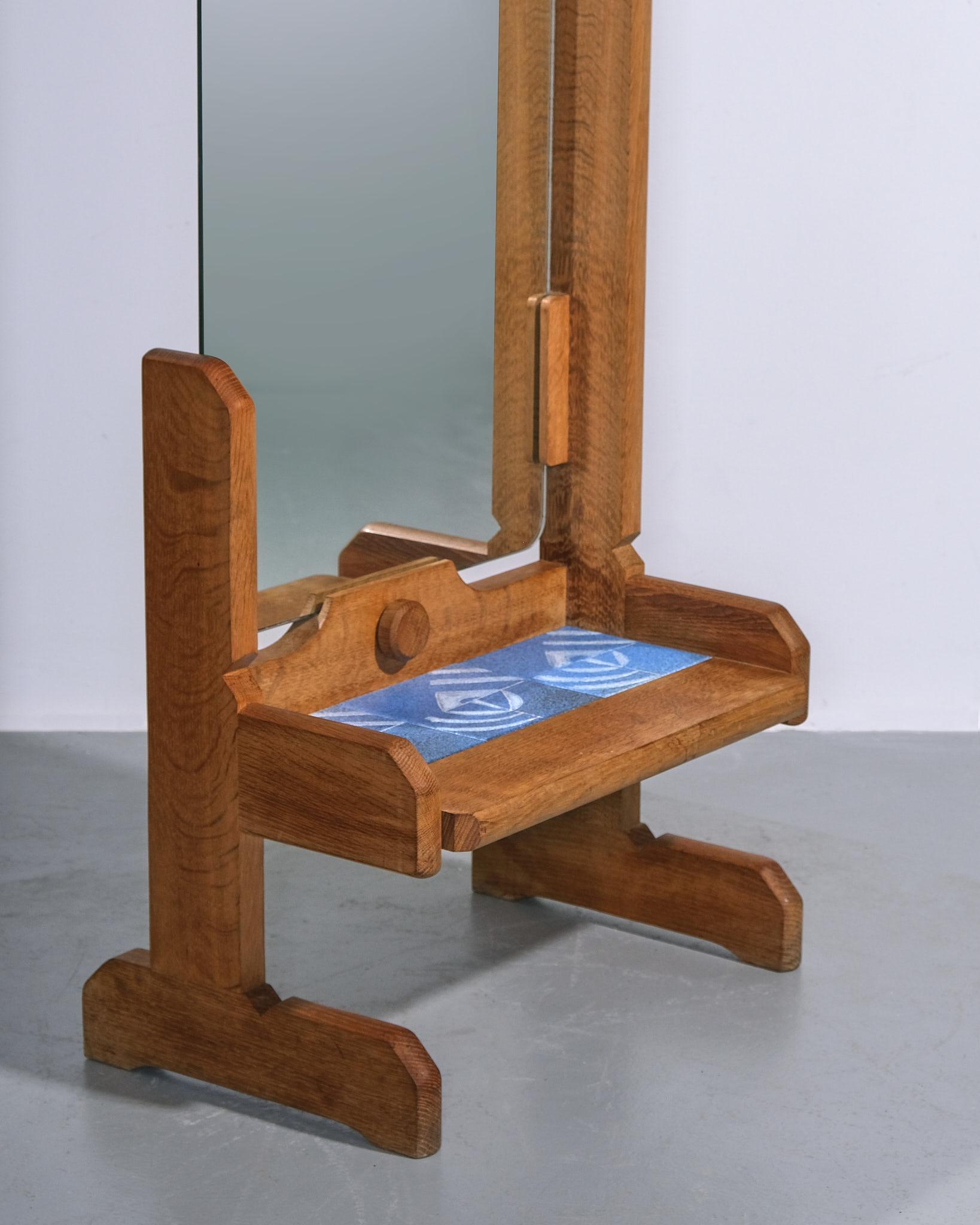 Mid-Century Modern Guillerme et Chambron 'Psyche' Miroir sur pied avec étagère en céramique en vente