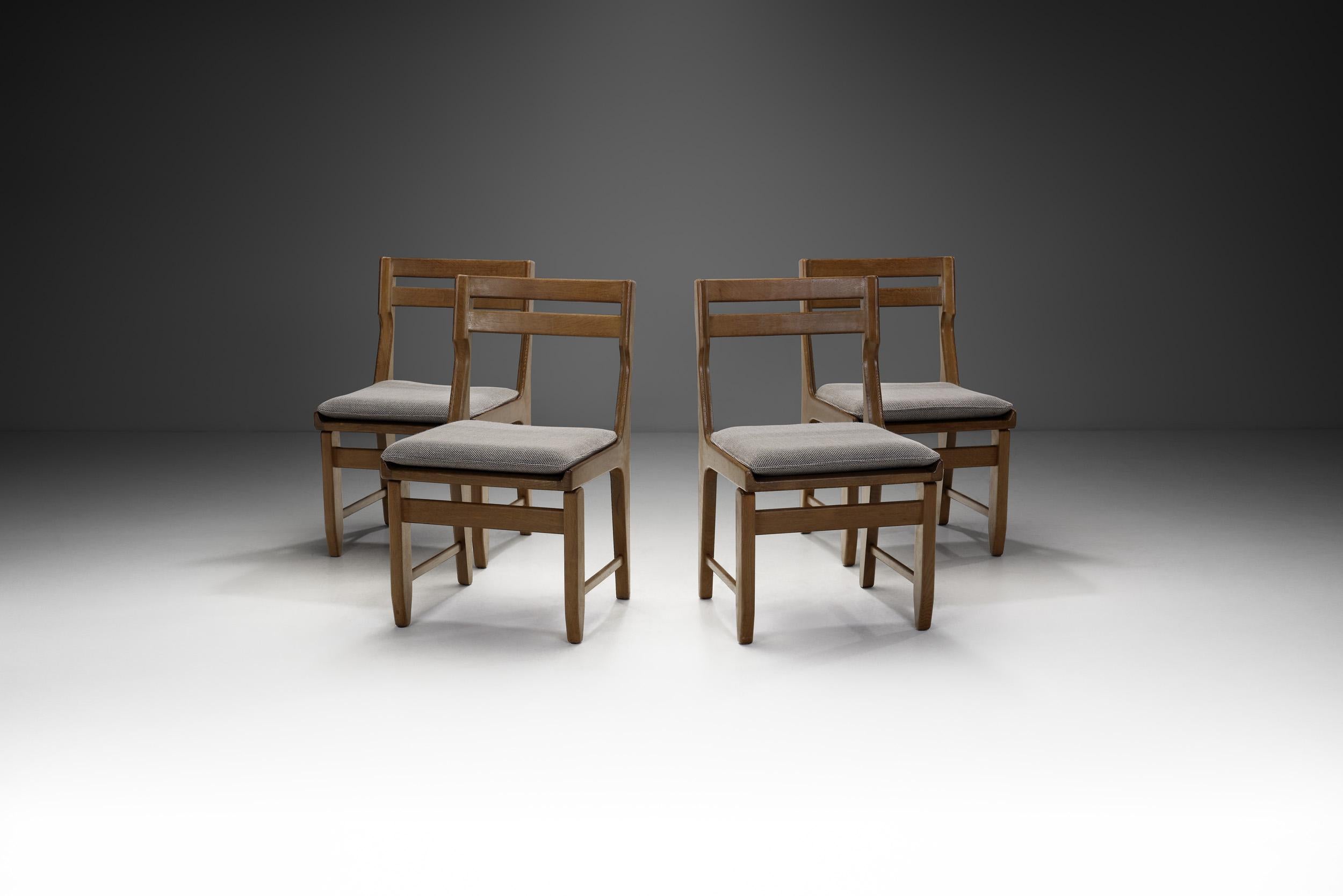 Questo splendido set di quattro sedie, progettato dal rinomato duo francese Guillerme et Chambron, presenta una squisita miscela di estetica elegante ed elementi di design rustico. Realizzate negli anni '60 da Votre Maison, queste sedie sono una