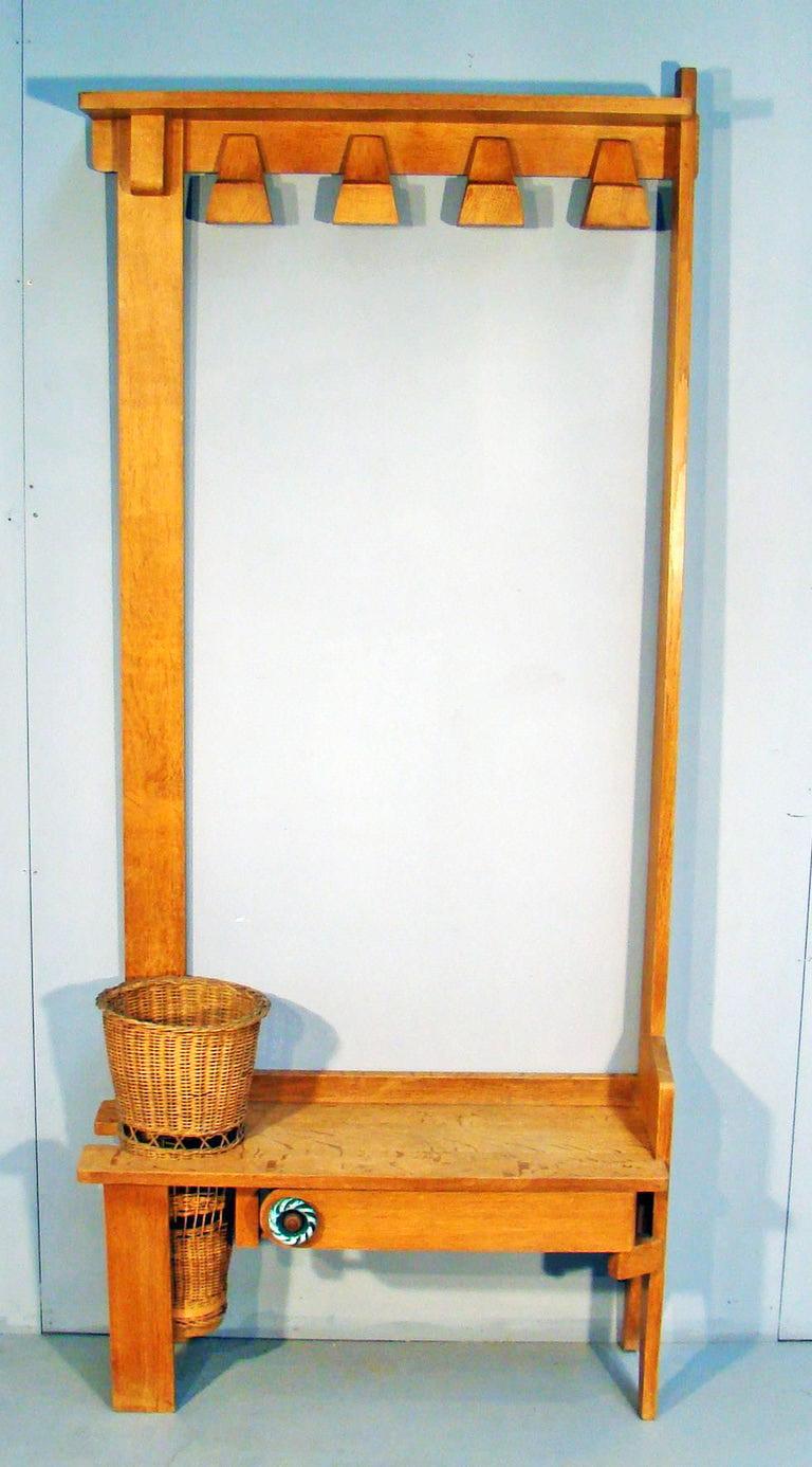Guillerme et Chambron, perchero raro, edición Votre Maison, hacia 1950.
Roble y ratán. Mango de cerámica de Boleslaw Danikowski.
 