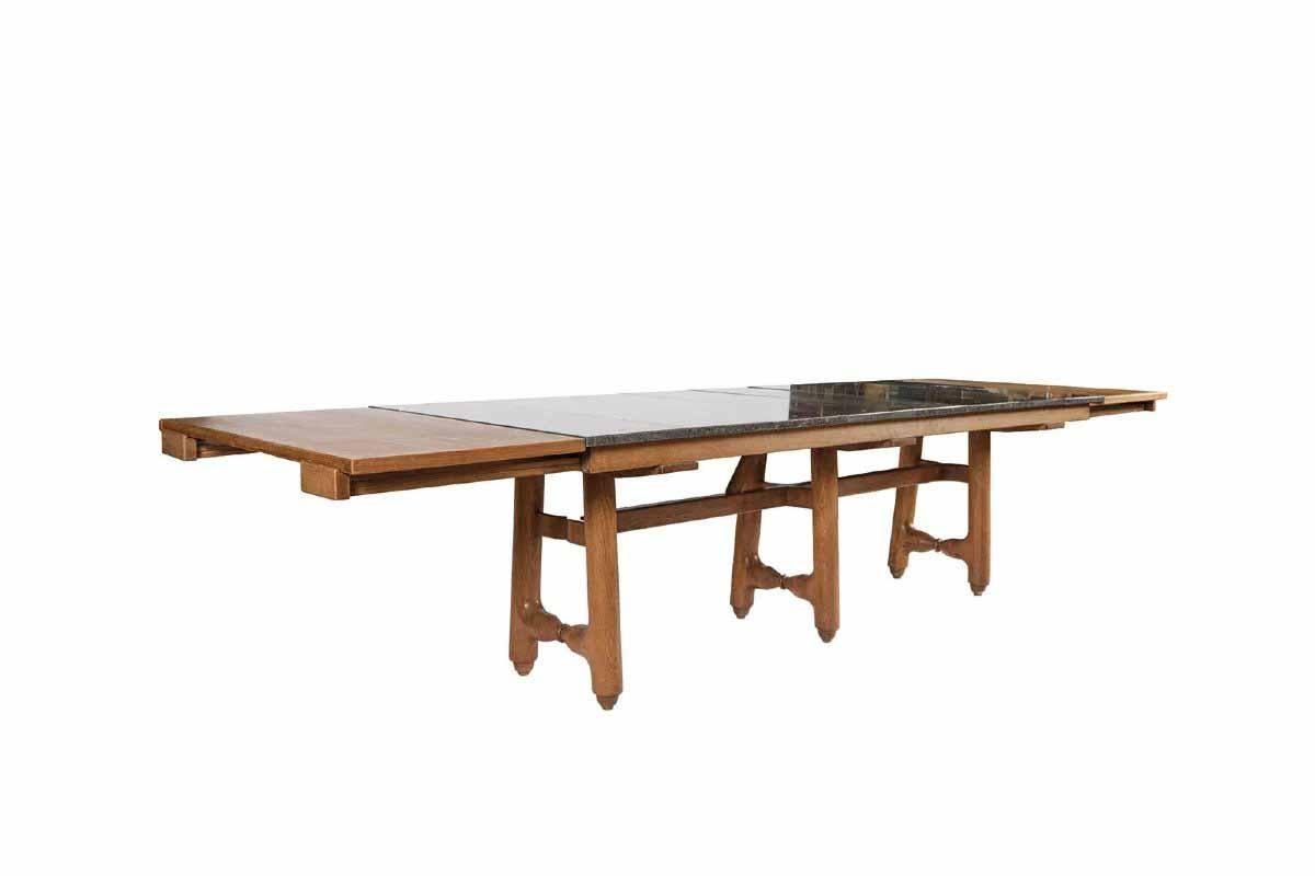 Guillerme et Chambron Seltener Gustave Tisch. Ausgabe Votre Maison CIRCA 1970 
Großes Modell mit 6 Beinen oben aus blauen Steinplatten (Soignies-Stein)

  Votre maison : ein Stil, ein Konzept, eine Denkweise.
Die Geschichte von Votre Maison beginnt