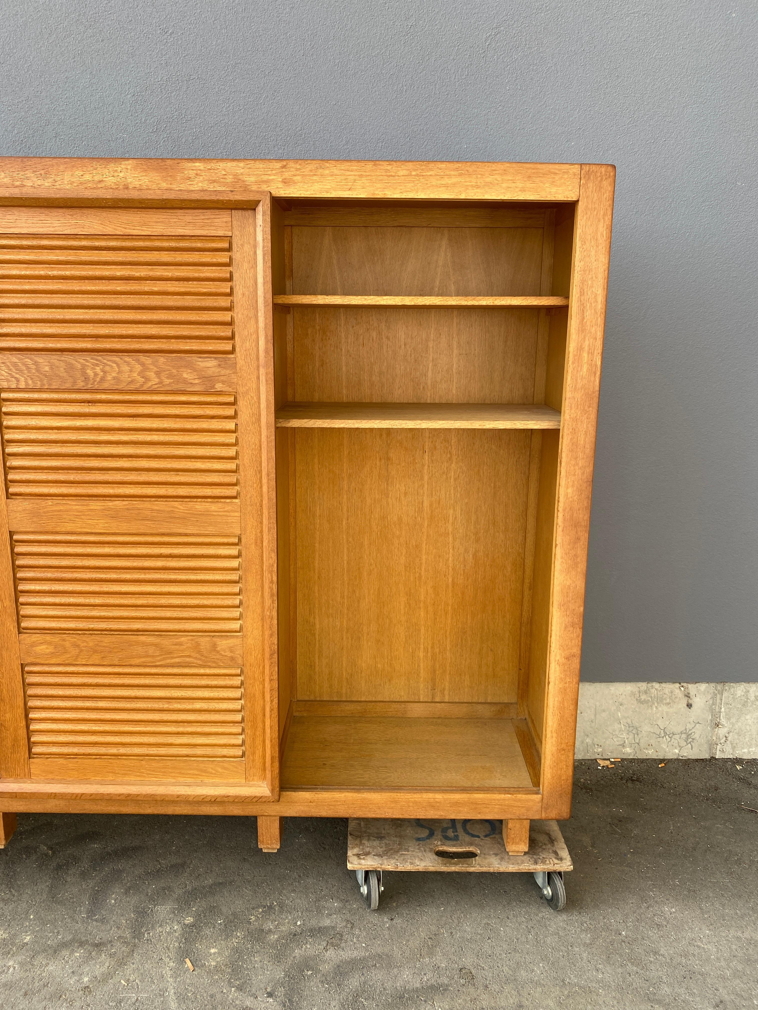 Guillerme et Chambron, rare armoire en chêne de « style japonais », vers 1970 en vente 4