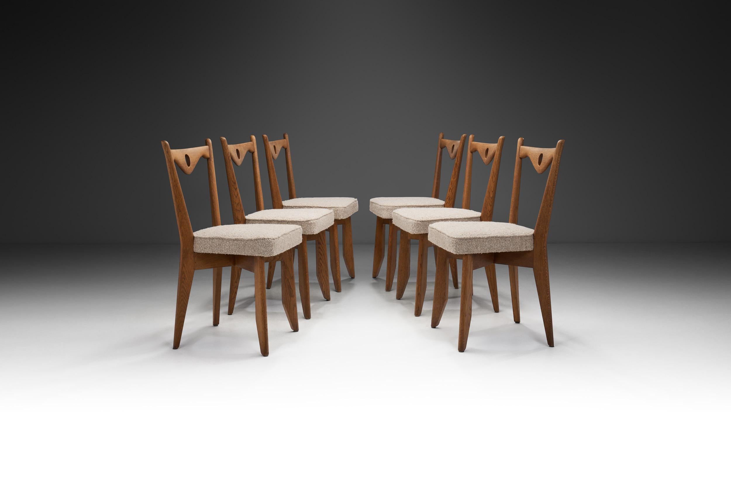 Dieses seltene Set aus sechs Stühlen der französischen Designer Guillerme et Chambron besticht durch sein elegantes Äußeres in Kombination mit markanten Designelementen, vor allem den charakteristischen, dreieckig gebogenen Stäben mit einem Loch in