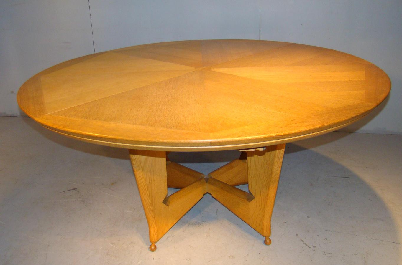 Guillerme et Chambron, rare modèle de table « Victorine » en chêne, vers 1960 en vente 3