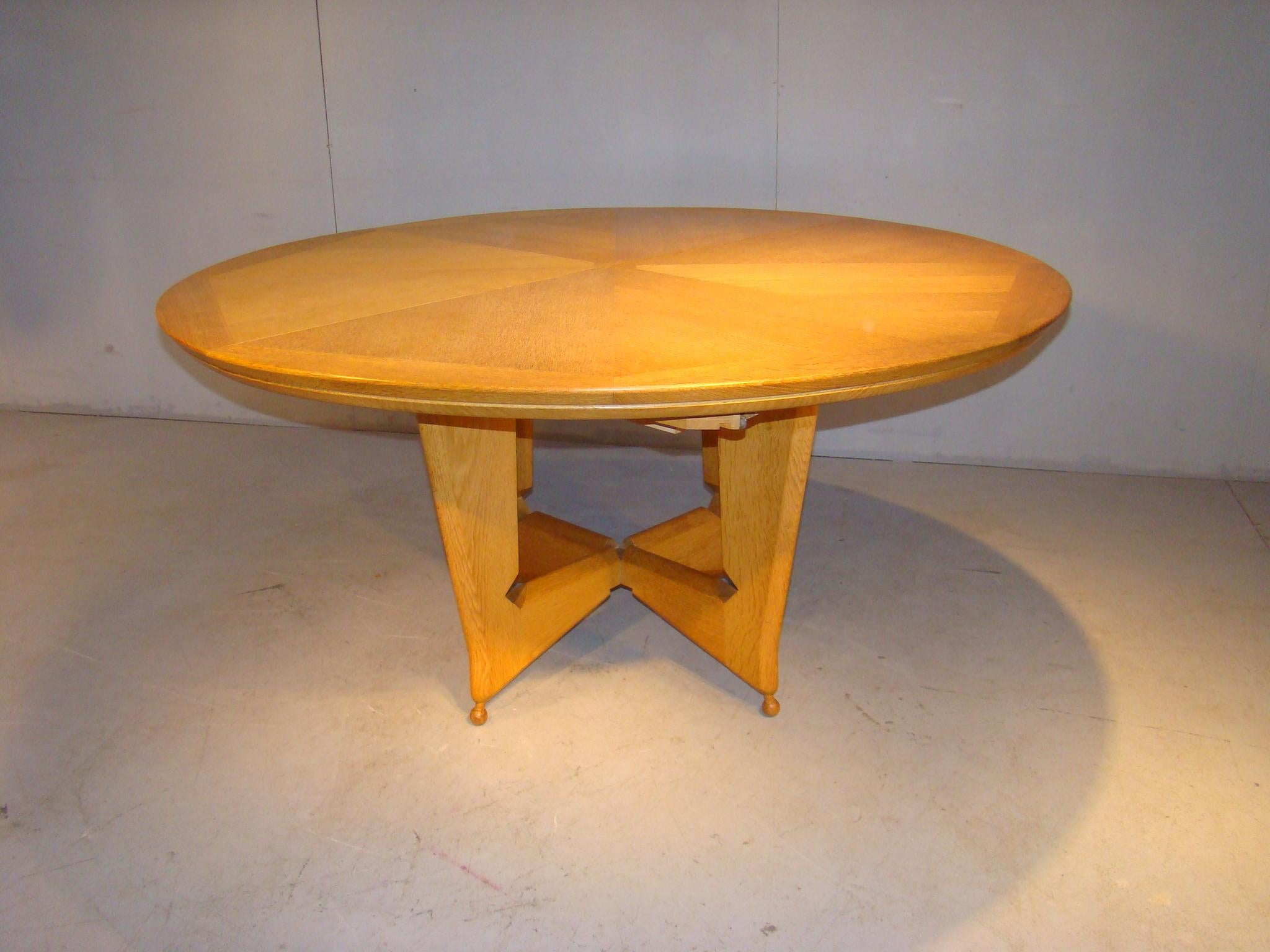 Guillerme et Chambron, rare modèle de table « Victorine » en chêne, vers 1960 en vente 4