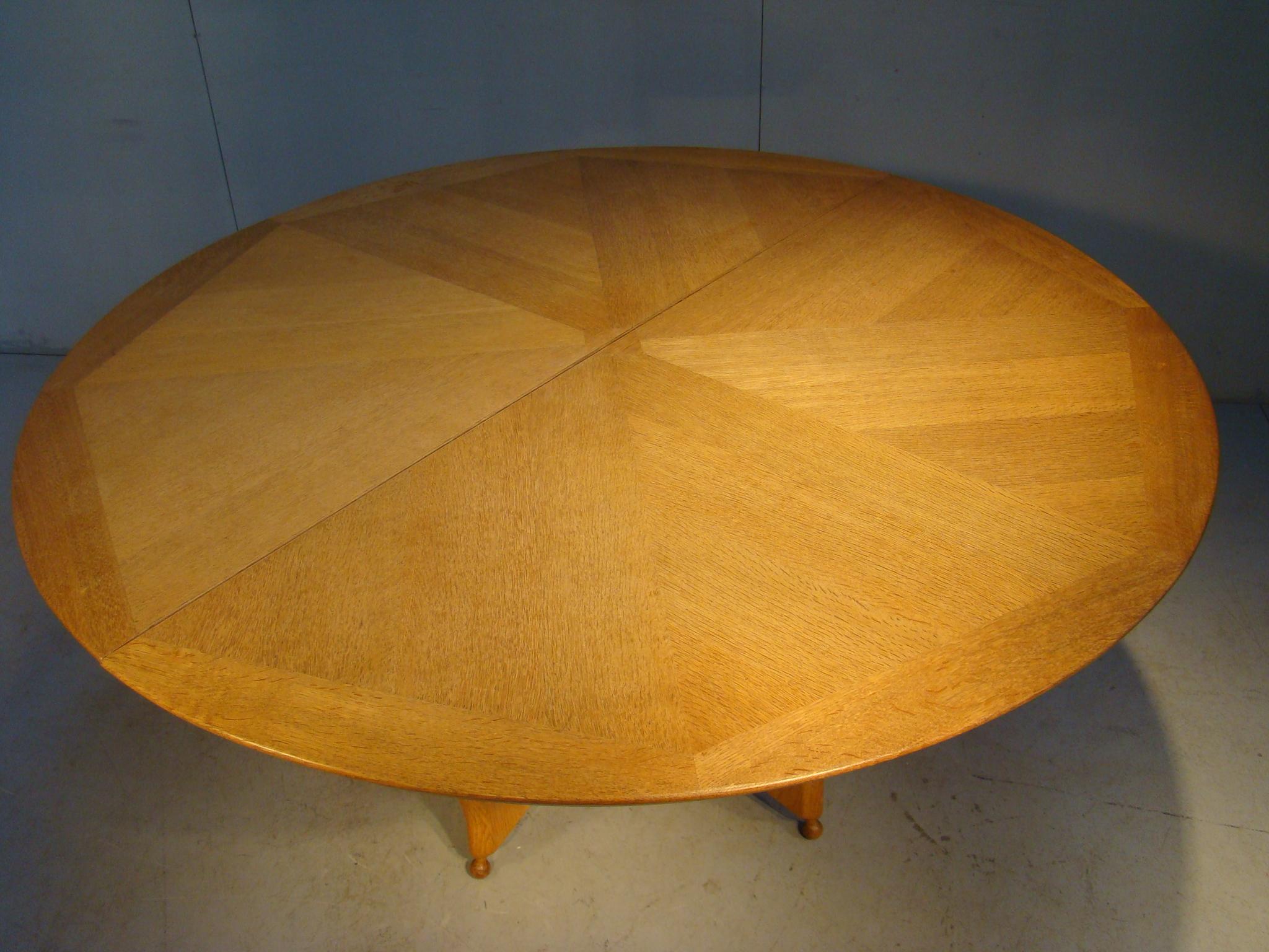 Guillerme et Chambron, rare modèle de table « Victorine » en chêne, vers 1960 en vente 5