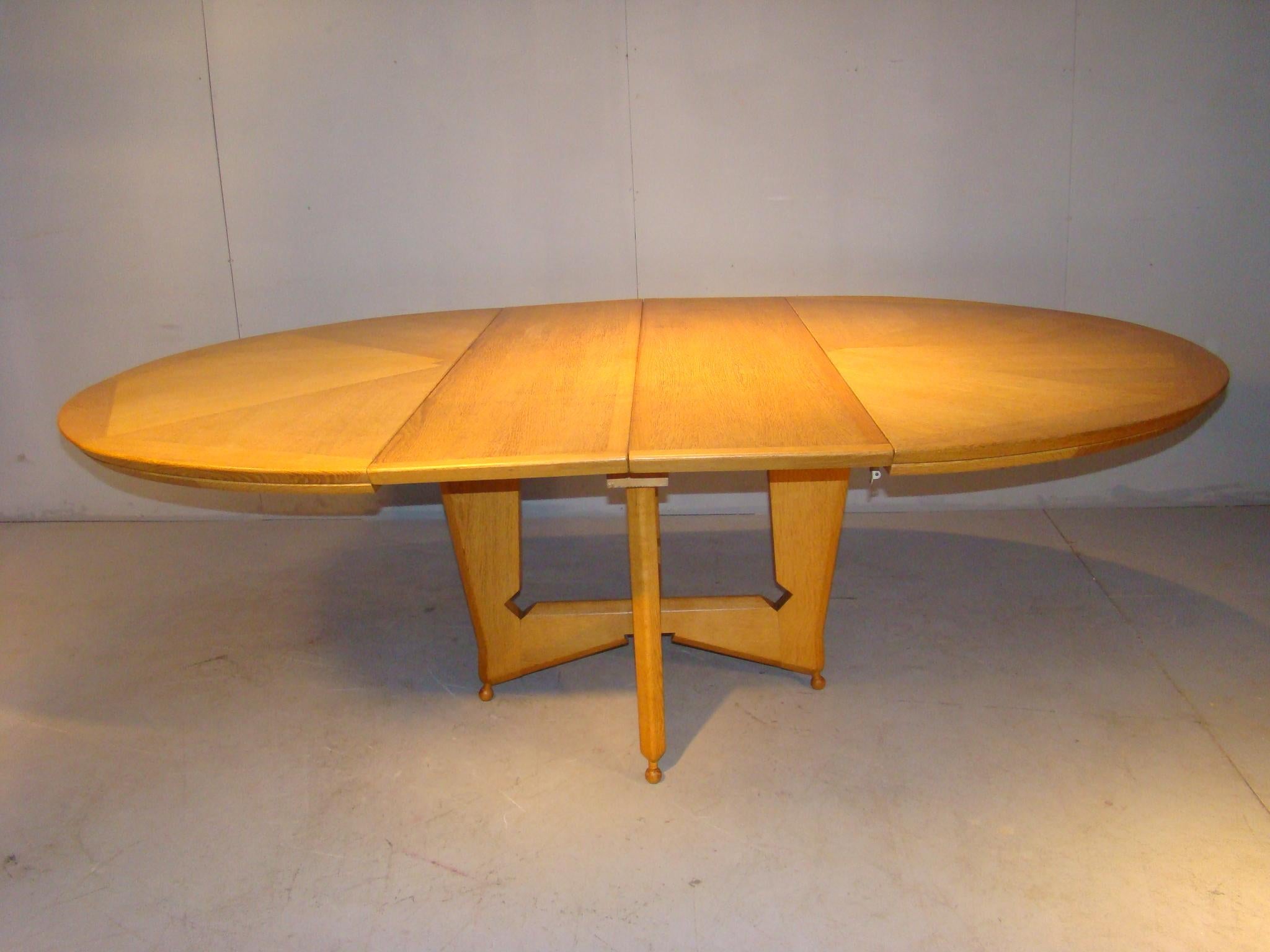 Guillerme et Chambron, rare modèle de table « Victorine » en chêne, vers 1960 en vente 6
