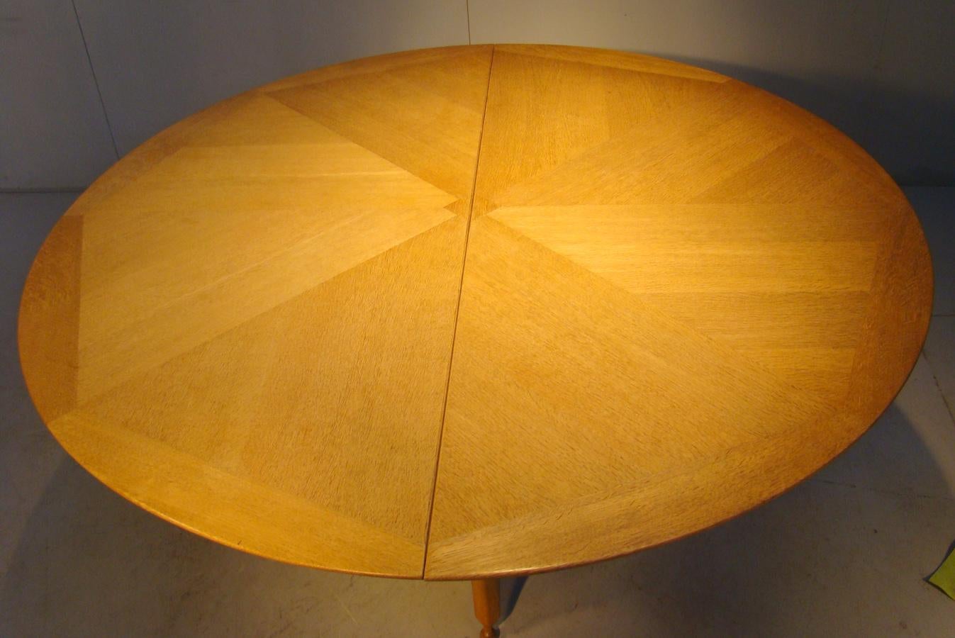 Guillerme et Chambron, rare modèle de table « Victorine » en chêne, vers 1960 en vente 7