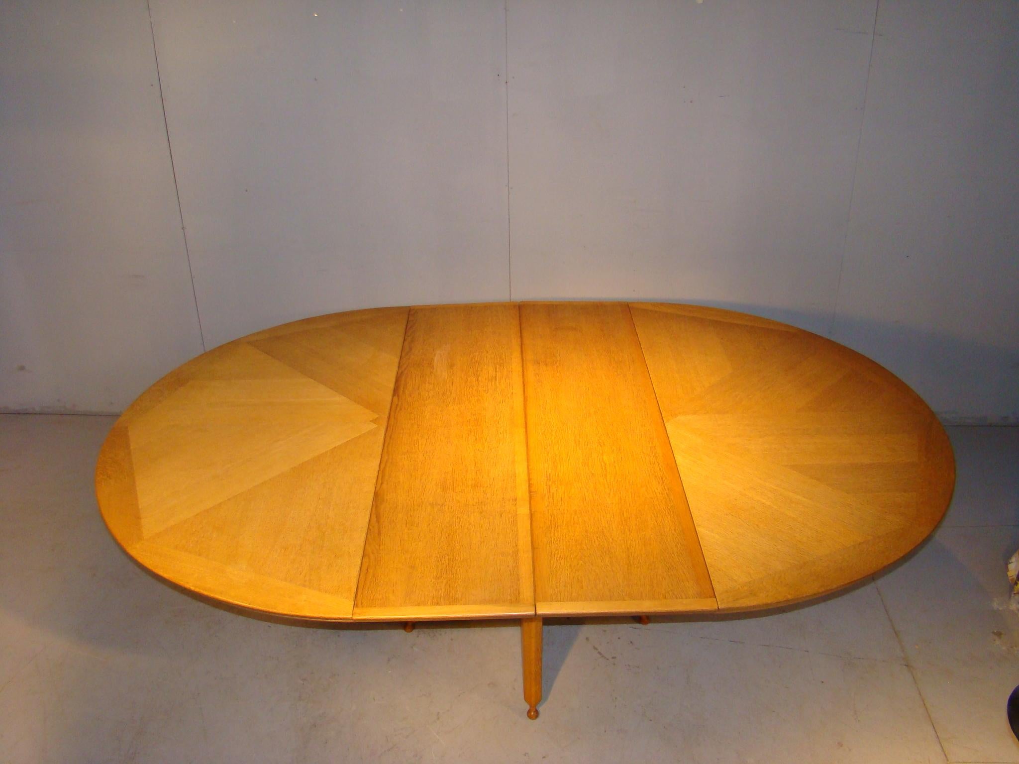 Guillerme et Chambron, rare modèle de table « Victorine » en chêne, vers 1960 en vente 8