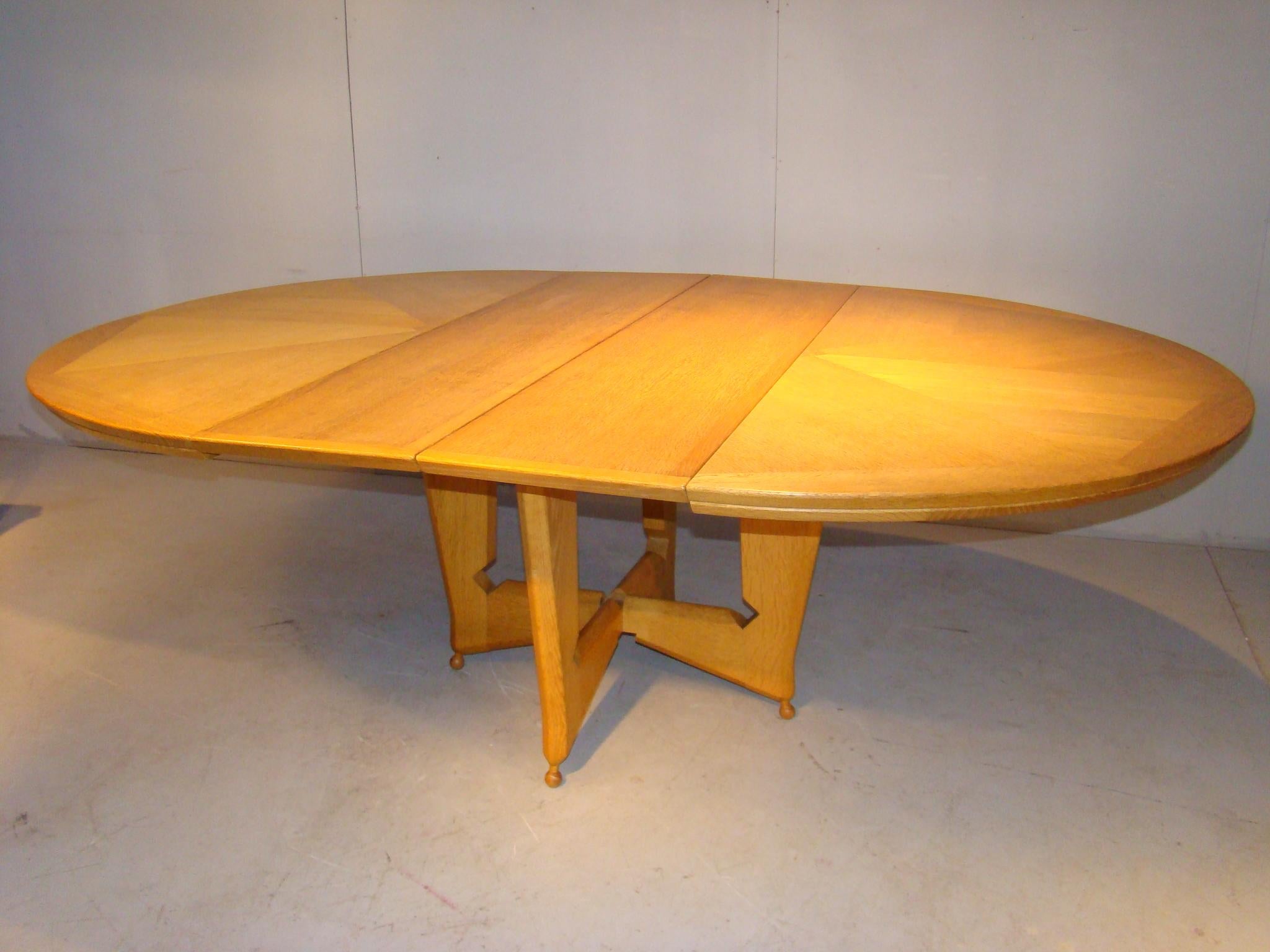 Guillerme et Chambron, rare modèle de table « Victorine » en chêne, vers 1960 en vente 9