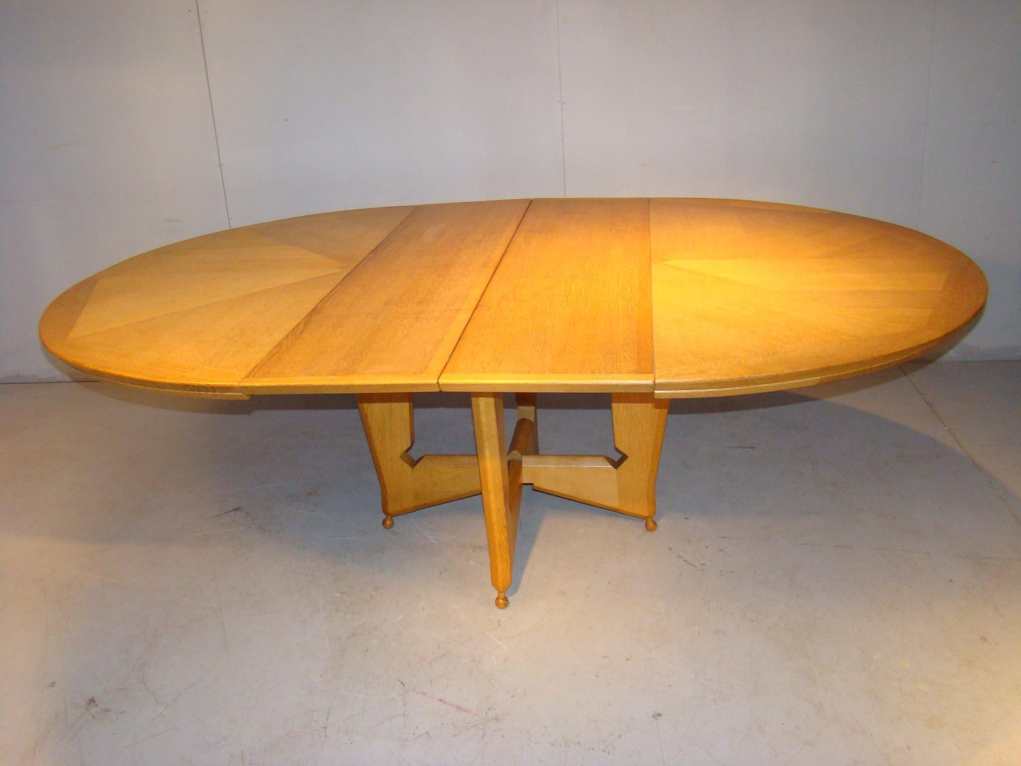 Guillerme et Chambron, rare modèle de table « Victorine » en chêne, vers 1960 en vente 10