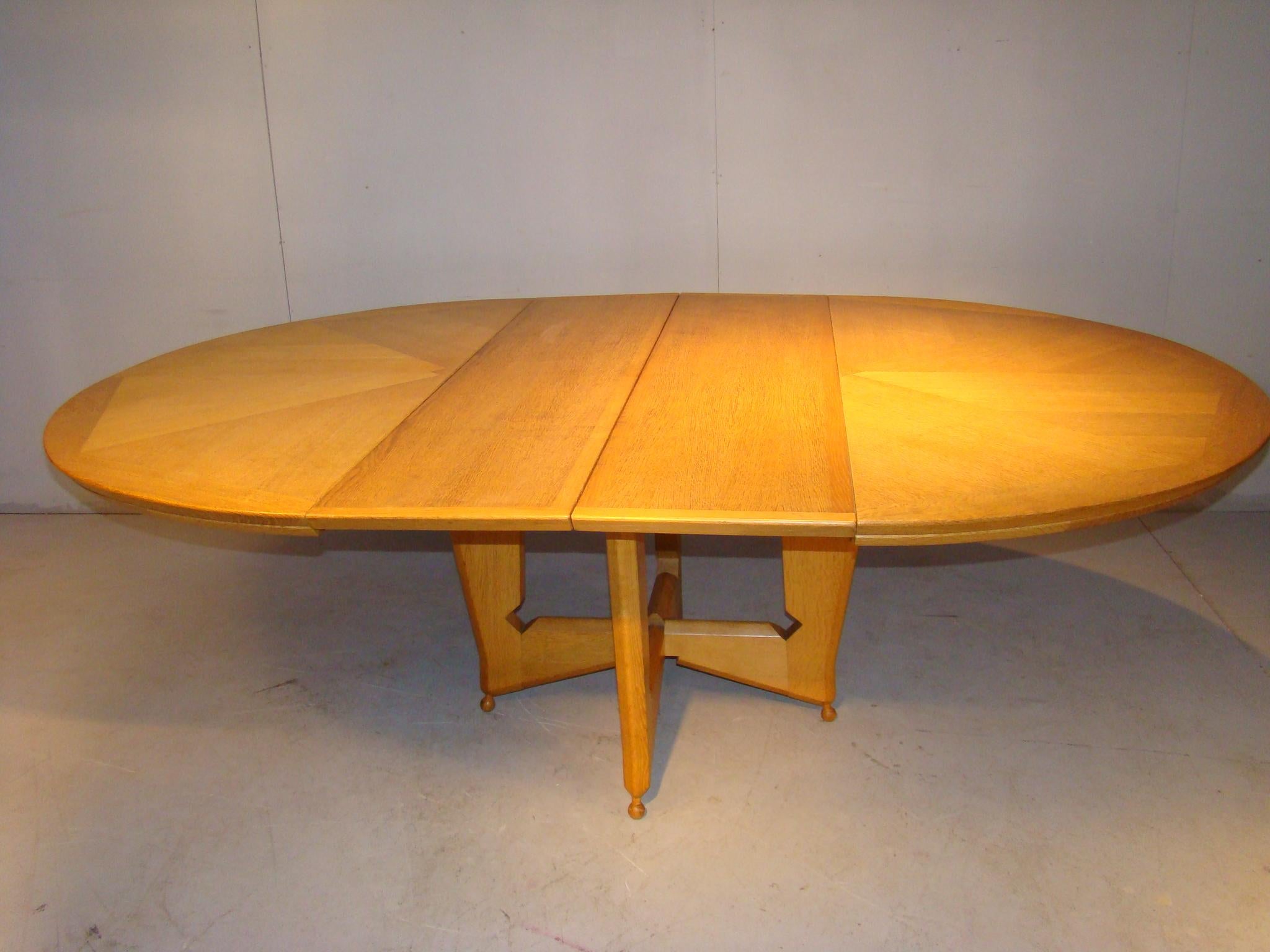 Guillerme et Chambron, rare modèle de table « Victorine » en chêne, vers 1960 en vente 11