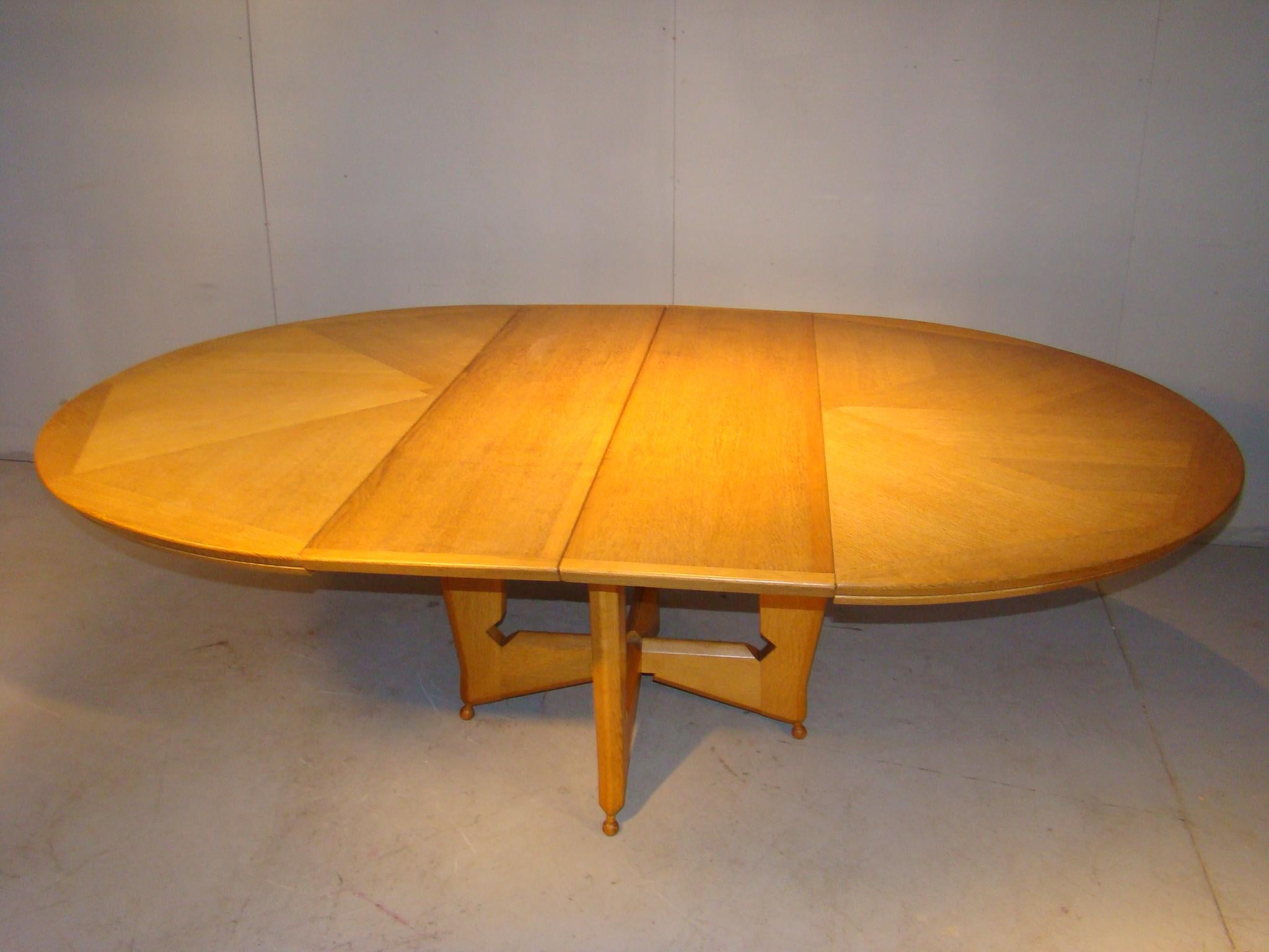 Mid-Century Modern Guillerme et Chambron, rare modèle de table « Victorine » en chêne, vers 1960 en vente