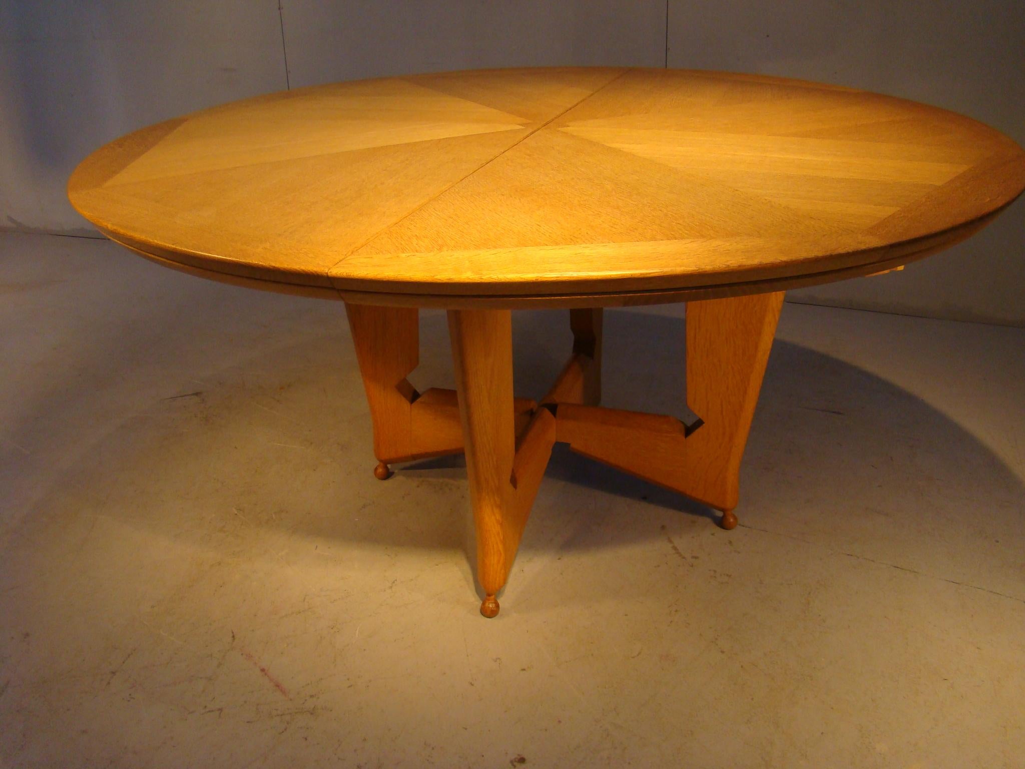 Français Guillerme et Chambron, rare modèle de table « Victorine » en chêne, vers 1960 en vente