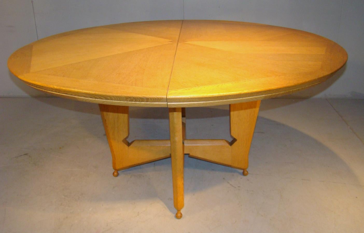 Milieu du XXe siècle Guillerme et Chambron, rare modèle de table « Victorine » en chêne, vers 1960 en vente