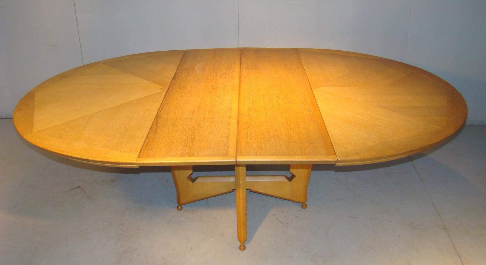 Chêne Guillerme et Chambron, rare modèle de table « Victorine » en chêne, vers 1960 en vente