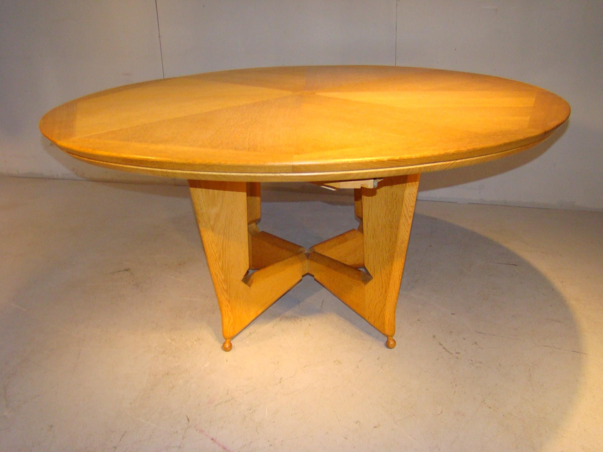 Guillerme et Chambron, rare modèle de table « Victorine » en chêne, vers 1960 en vente 1