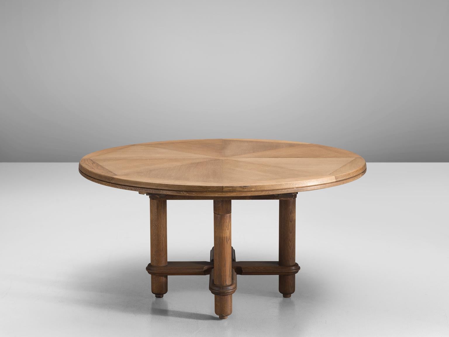 Guillerme et Chambron Round Dining Table in Oak In Good Condition In Waalwijk, NL