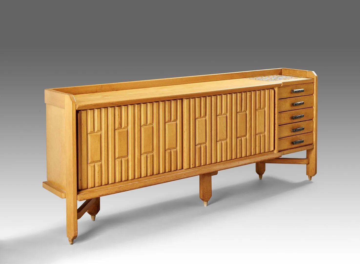Céramique Guillerme et Chambron, buffet modèle Saint Veran, en chêne et céramique. en vente