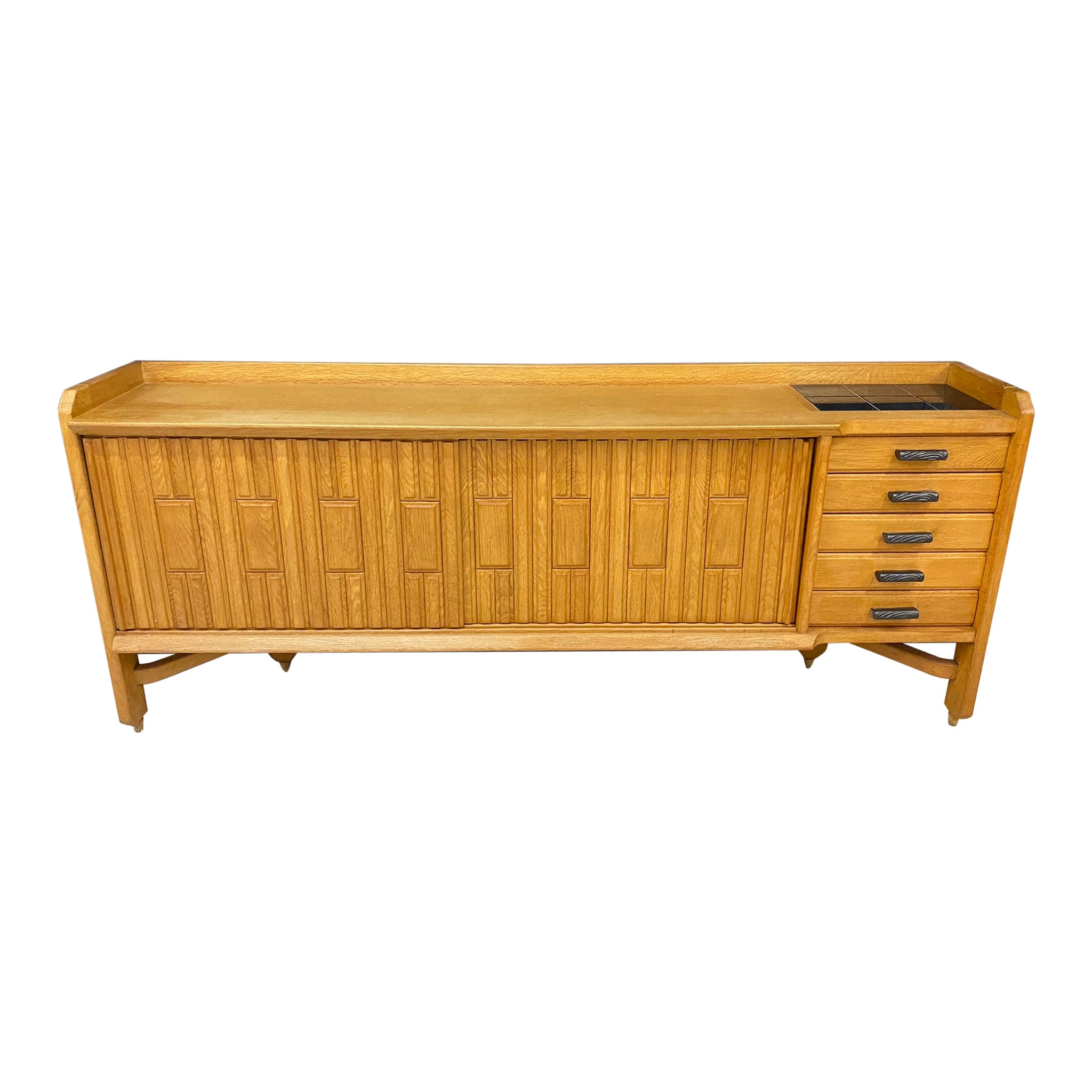 Guillerme et Chambron, credenza modello Saint Veran, in rovere e ceramica