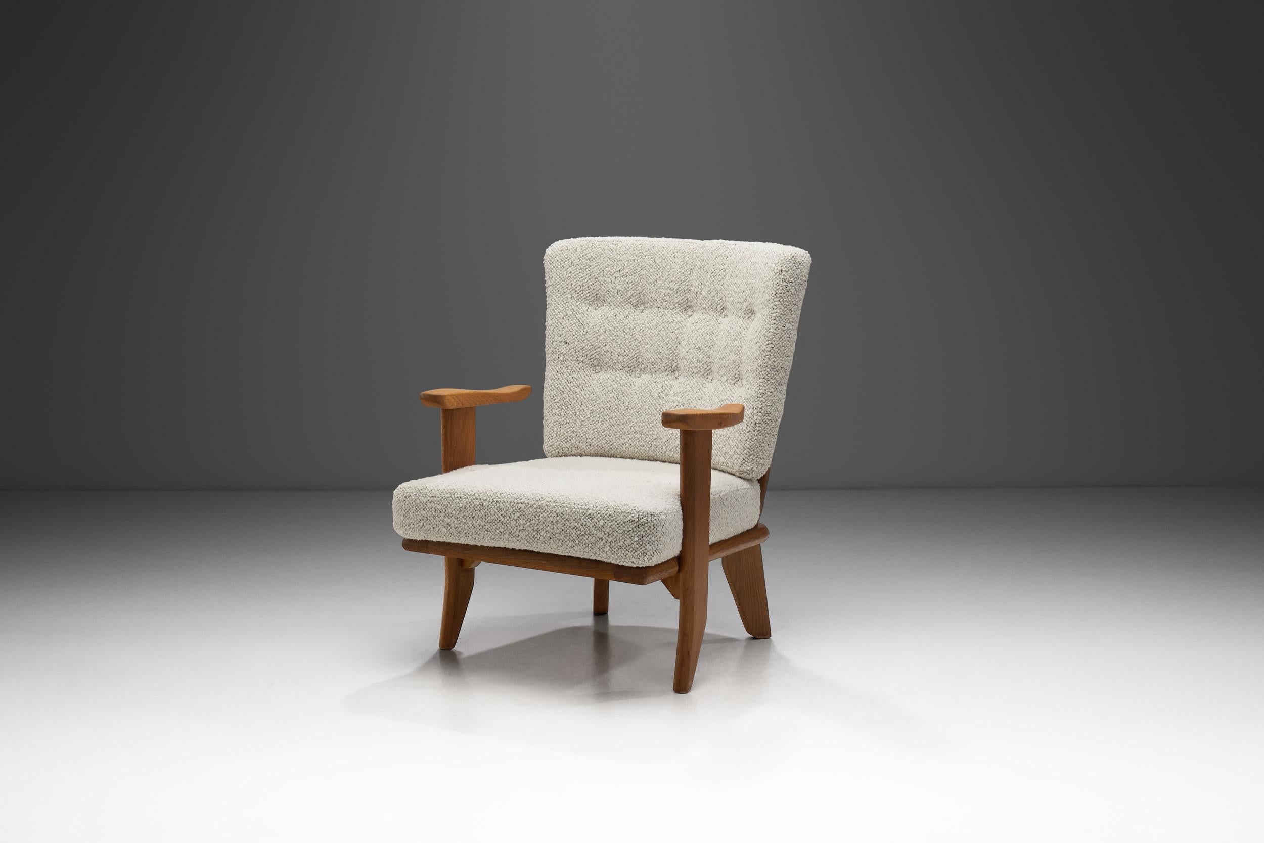 Dieser seltene Loungesessel aus Eichenholz ist ein entzückendes Einzelstück, selbst wenn man ihn an den anderen Sitzmöbeln des französischen Designerduos Robert Guillerme und Jacques Chambron misst. Dieses geschwungene Modell mit Spindelrücken