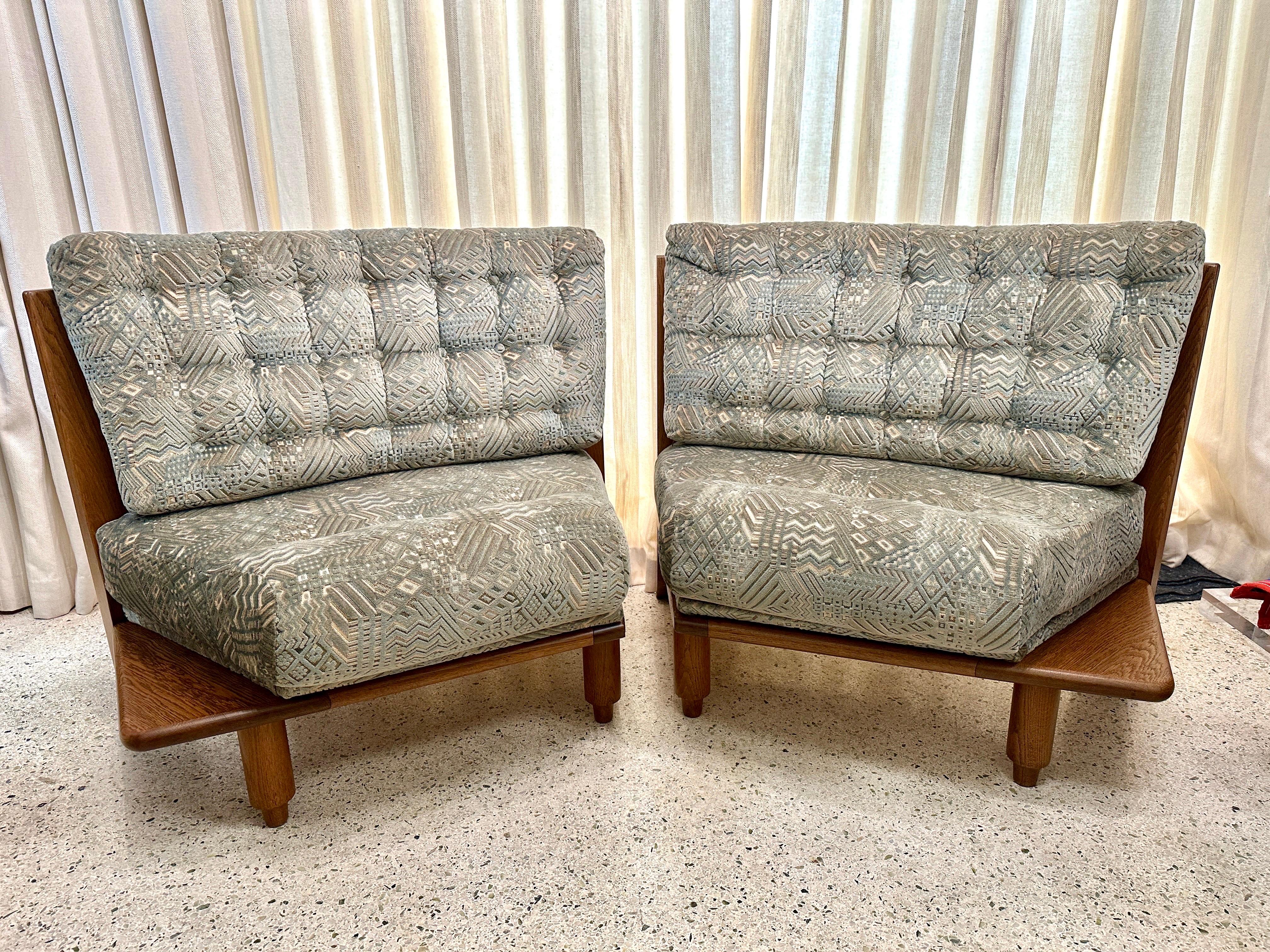 Ce rare canapé sectionnel Chambron en 2 pièces permet d'utiliser les deux fauteuils ensemble ou séparément.  Chaque chaise dispose d'une petite étagère à boissons en bois sur le côté et de magnifiques lattes de piquet en chêne à l'arrière.  Le tissu