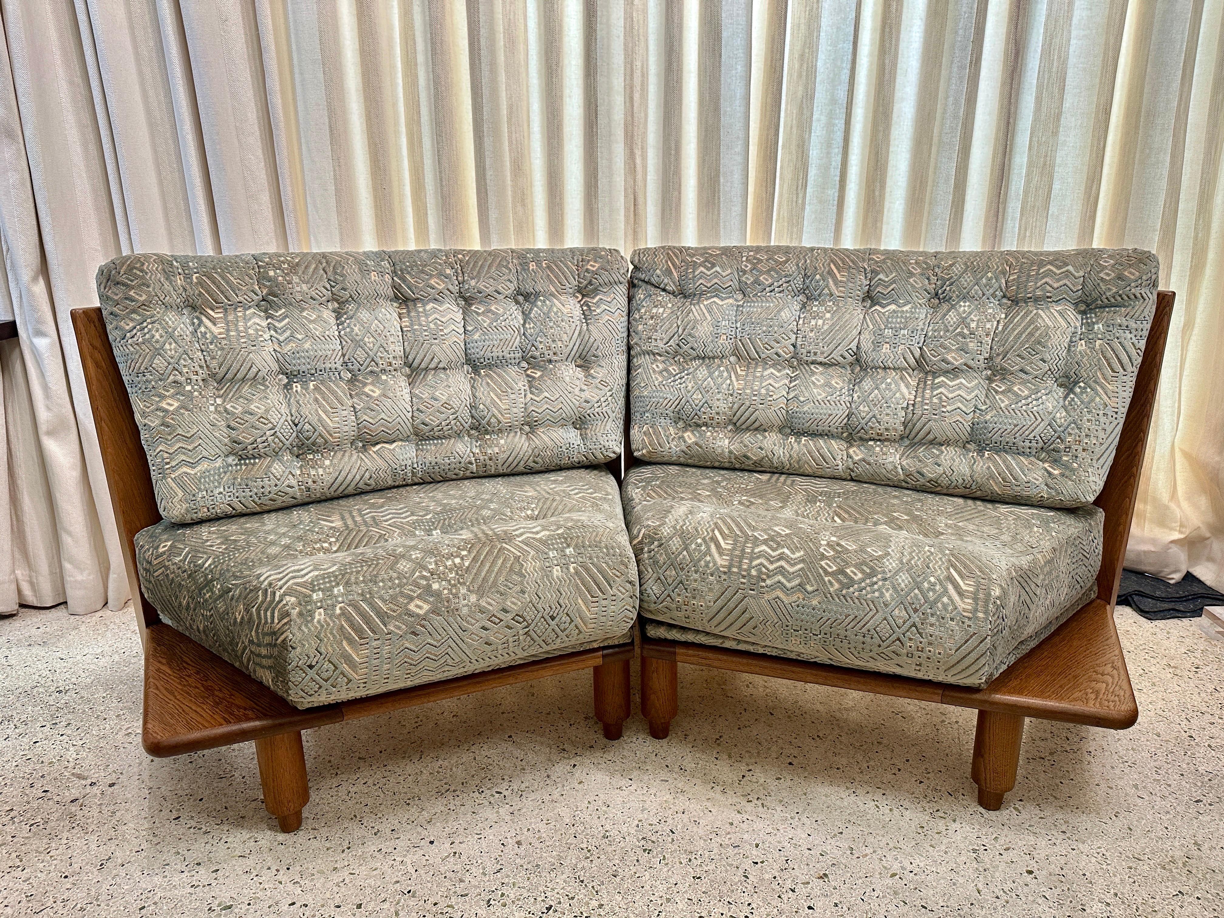 Mid-20th Century Guillerme et Chambron Sculpted Oak Two-Seater Sofa for Votre Maison, France 1960 For Sale