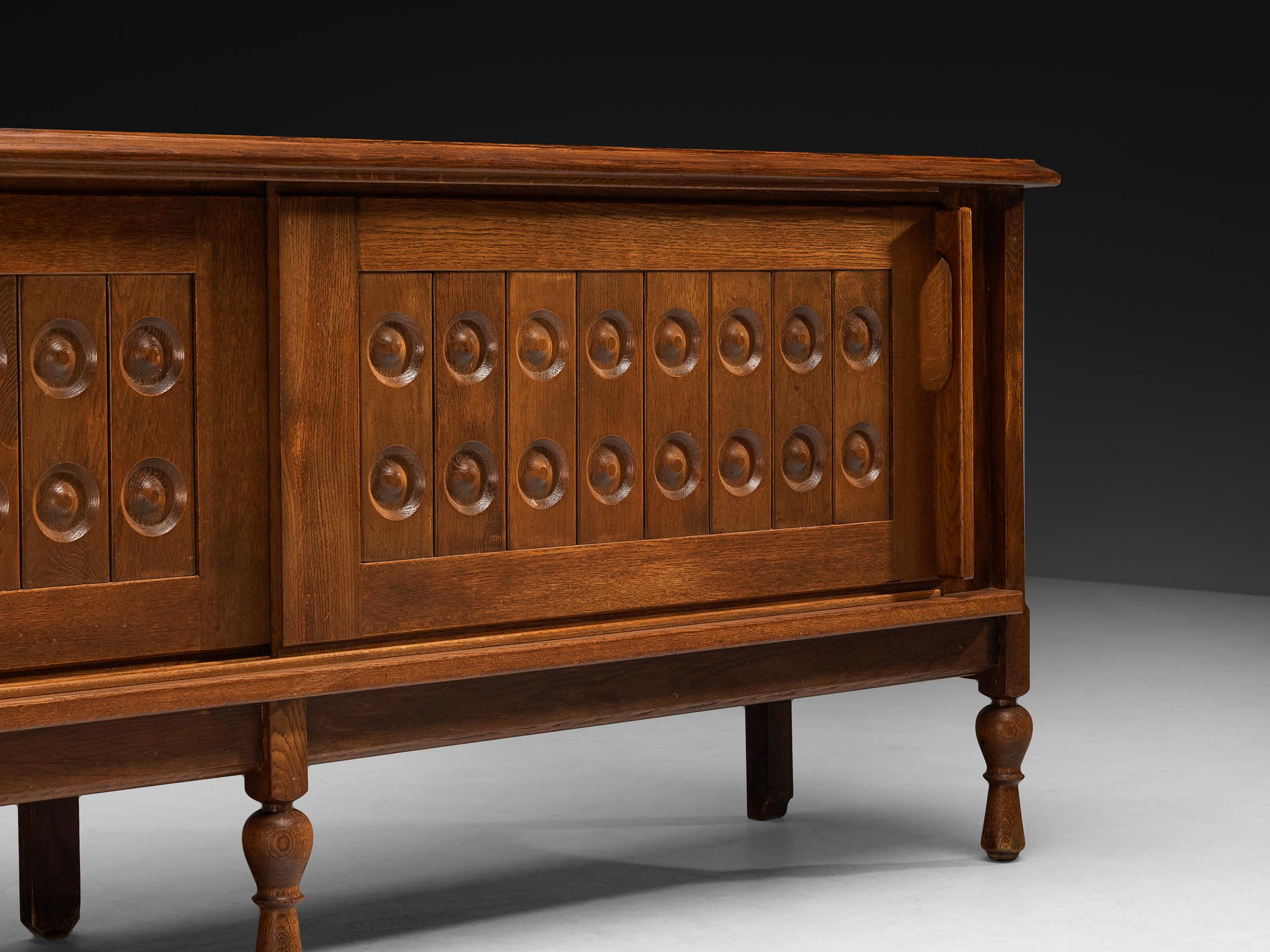 Mid-Century moderno Guillerme et Chambron Sculptural Carved Sideboard in Solid Oak and Brass in vendita