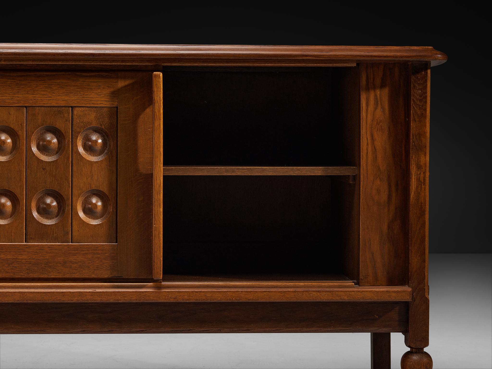 Guillerme et Chambron Sculptural Carved Sideboard in Solid Oak and Brass In condizioni buone in vendita a Waalwijk, NL