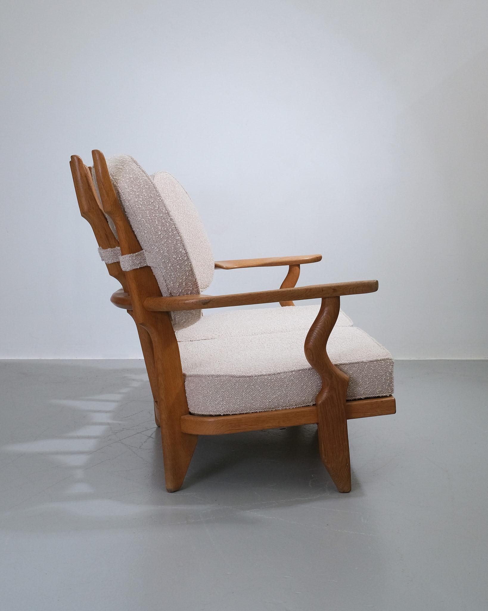 Chêne Guillerme et Chambron Sculptural Sofa upholstered in Tibor 'Brecon' fabric en vente