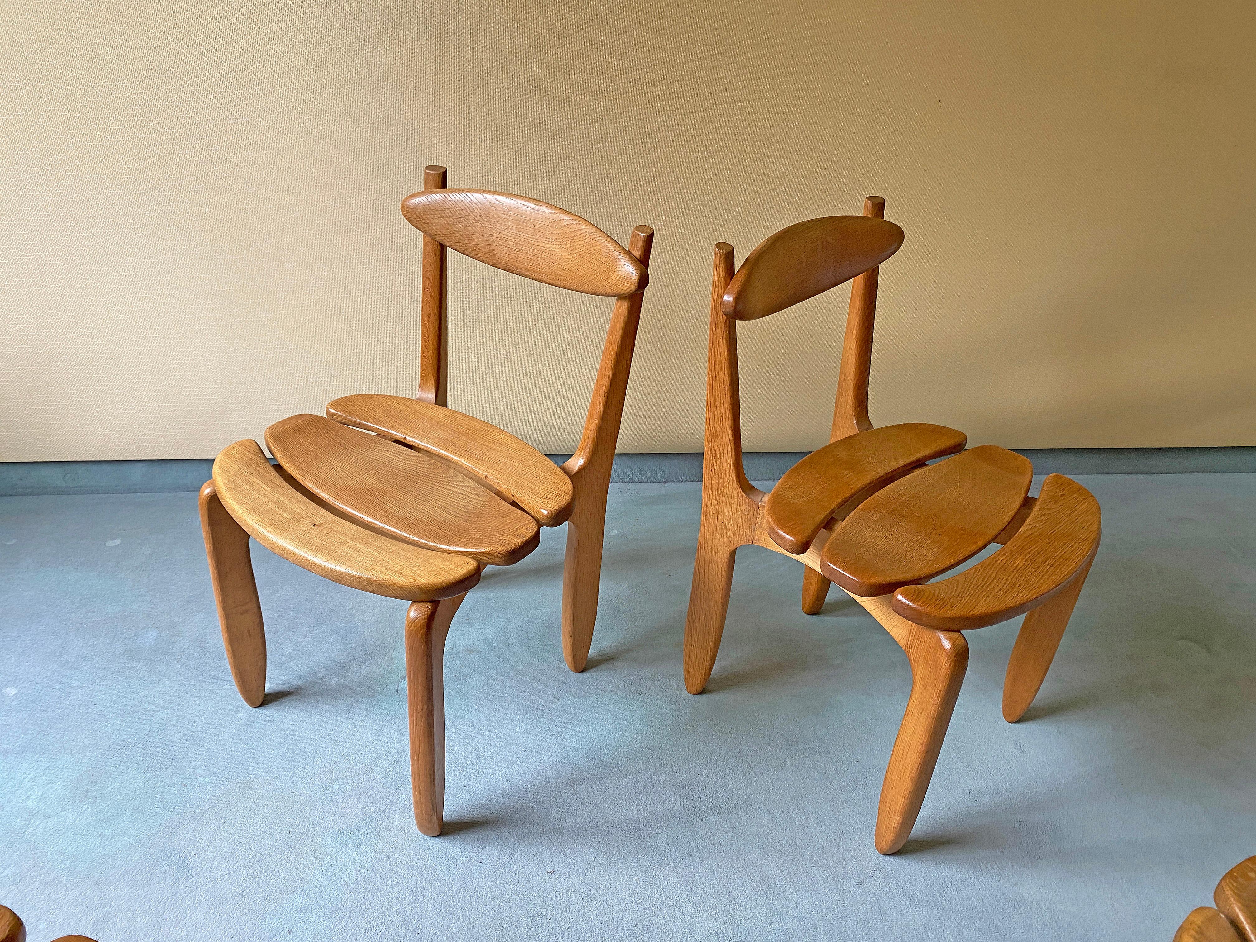Mid-Century Modern Guillerme et Chambron, Ensemble de 4 chaises en Oak, Edition Votre Maison, circa 1960 en vente