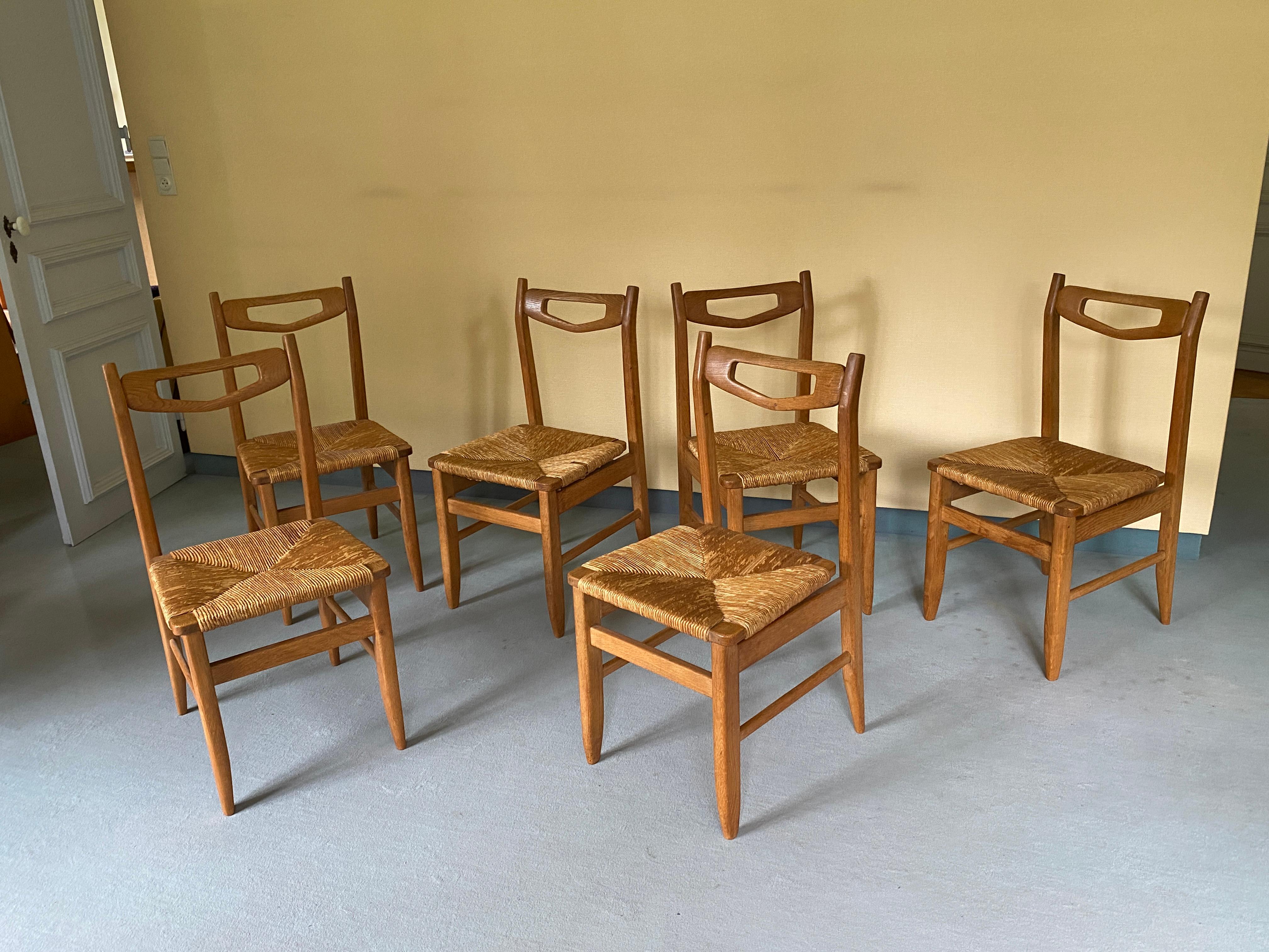 Guillerme et Chambron, Juego de 6 sillas de roble, Edición Votre Maison, hacia 1960

Posibilidad de tener más sillas en el modelo

 Votre Maison : un estilo, un concepto, una mentalidad.
  La historia de Votre Maison comienza en 1940 en Prusia,