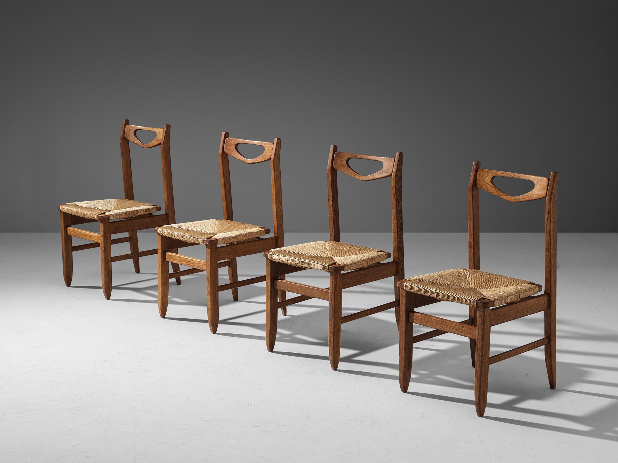 Guillerme & Chambron - Ensemble de quatre chaises de salle à manger en chêne avec sièges en paille Bon état à Waalwijk, NL