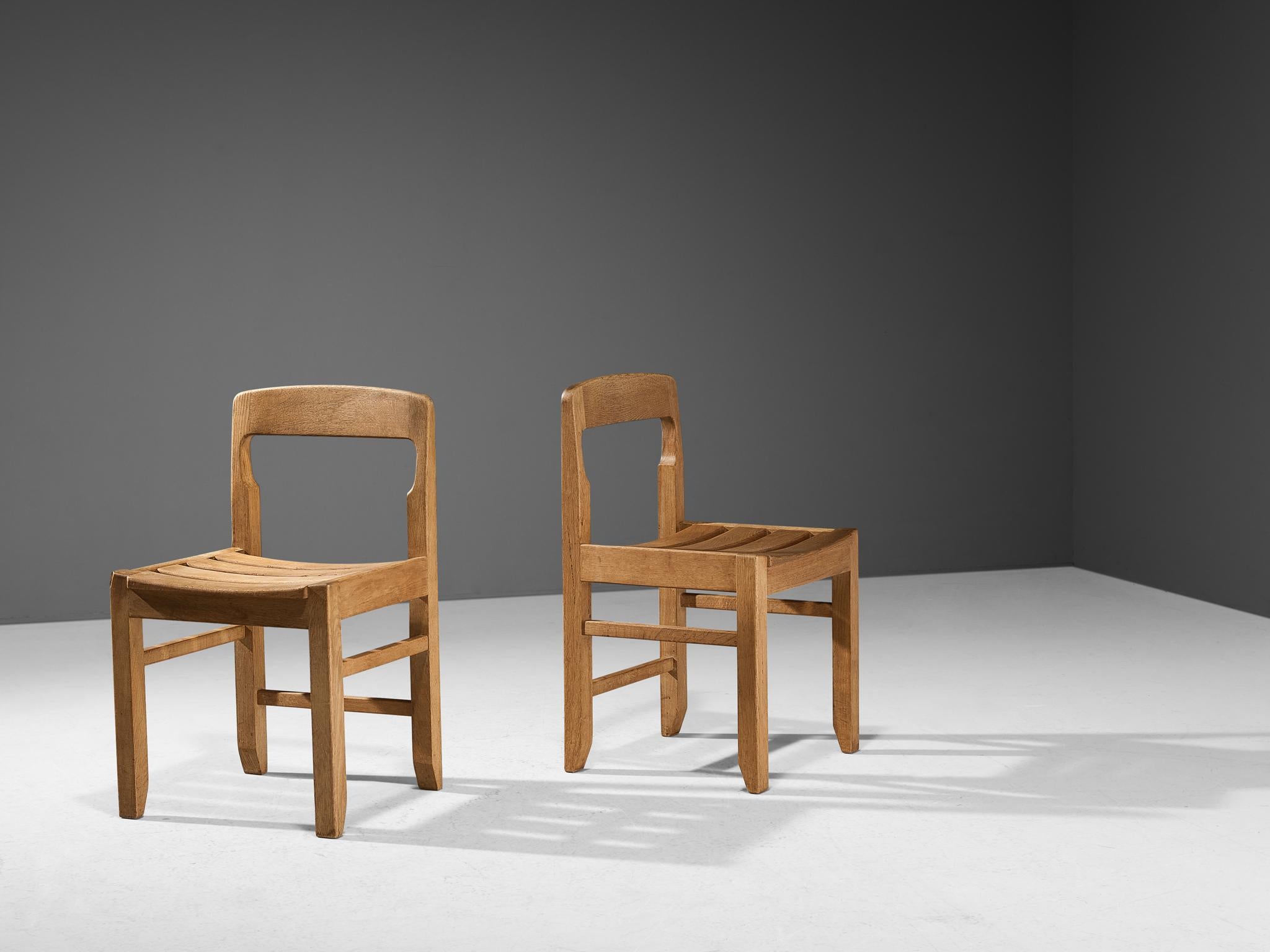 Guillerme & Chambron ensemble de quatre chaises de salle à manger en chêne massif en vente 4