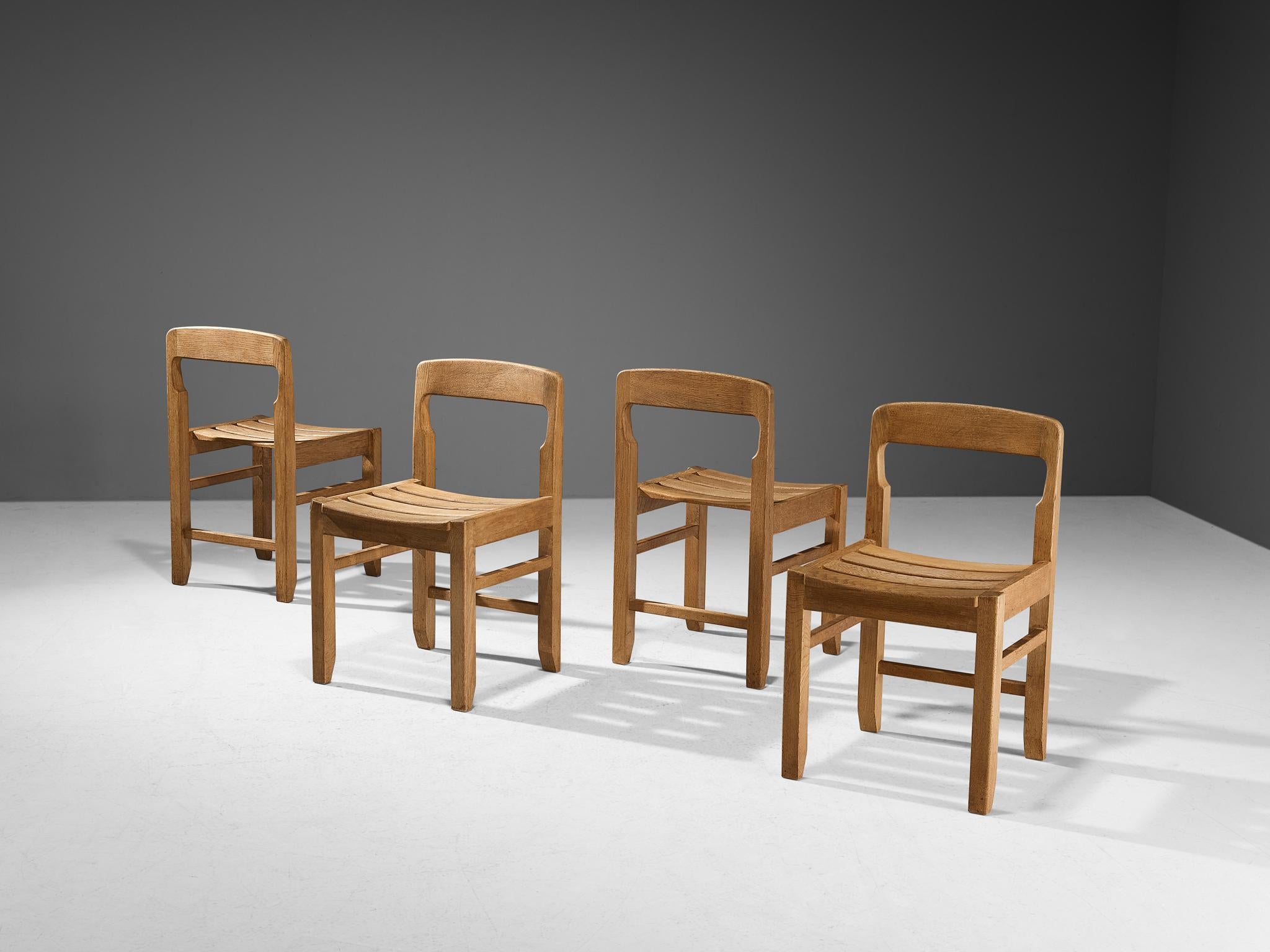 Français Guillerme & Chambron ensemble de quatre chaises de salle à manger en chêne massif en vente