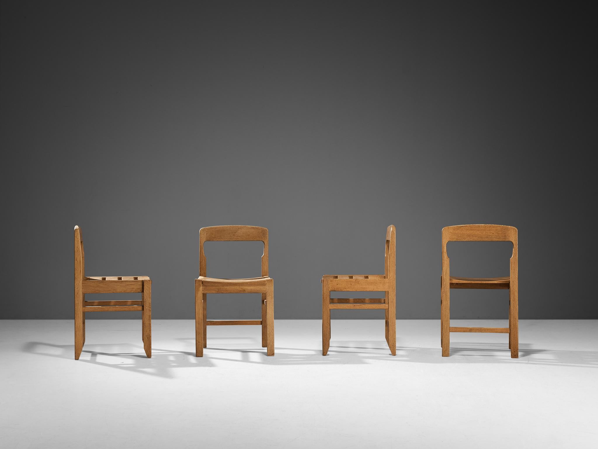 Milieu du XXe siècle Guillerme & Chambron ensemble de quatre chaises de salle à manger en chêne massif en vente