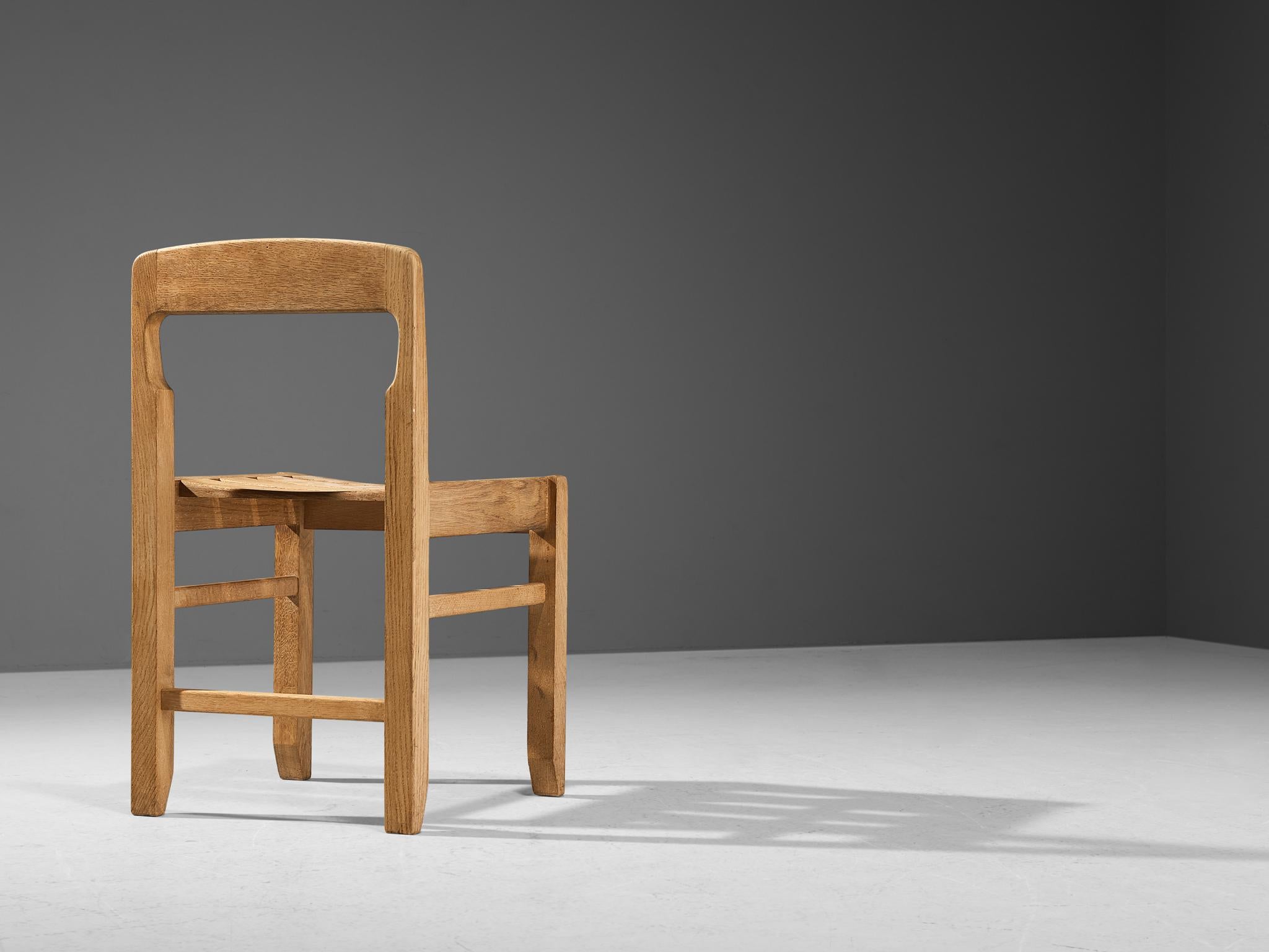 Guillerme & Chambron ensemble de quatre chaises de salle à manger en chêne massif en vente 1