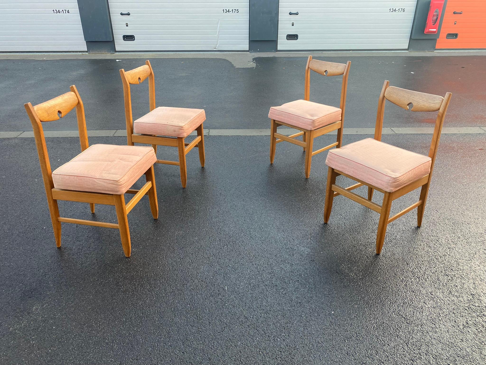 Guillerme et Chambron, ensemble de quatre chaises en chêne, Edition Votre Maison circa 1970
Les sièges ne sont pas d'origine et sont un peu trop épais.