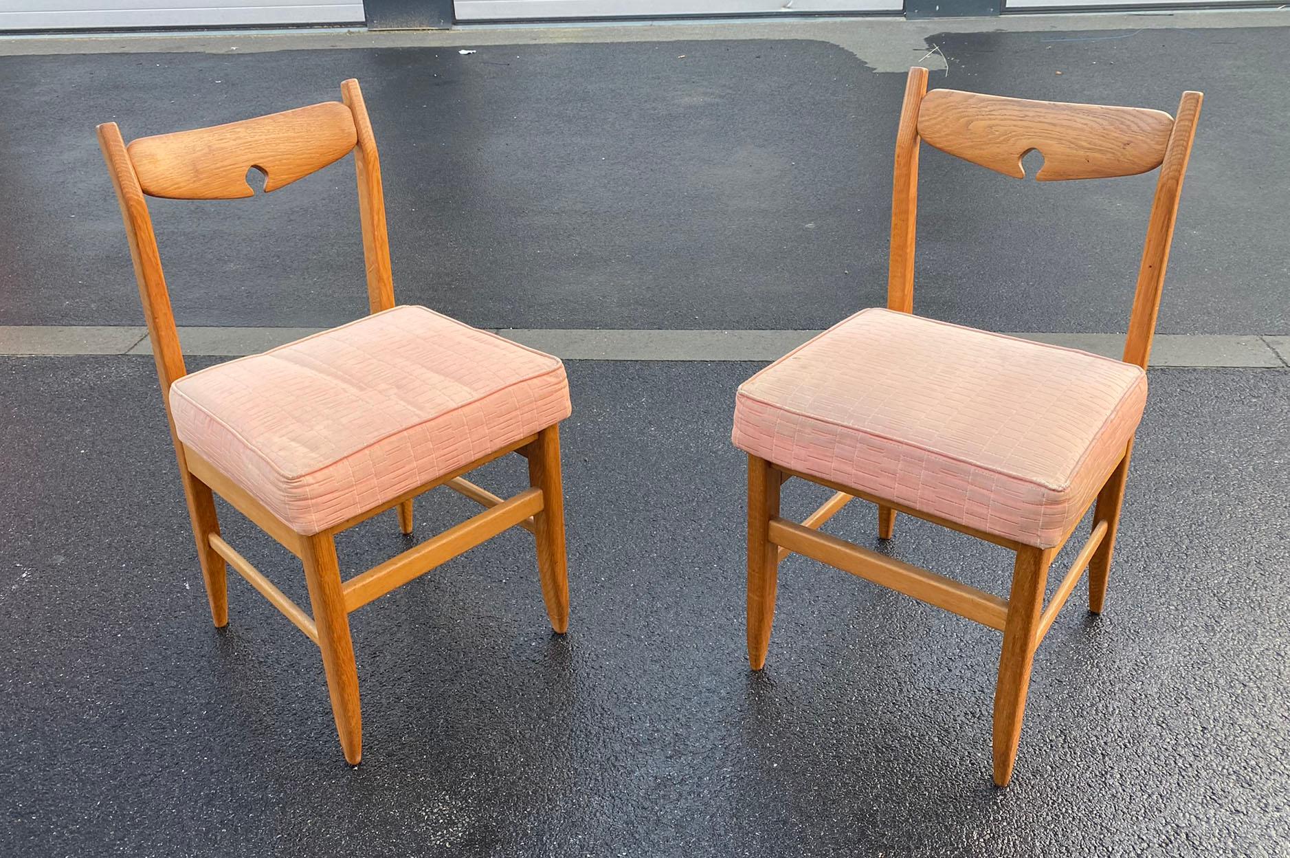 Fin du 20e siècle Guillerme et Chambron, ensemble de quatre chaises en chêne, Édition Votre Maison, vers 1970 en vente