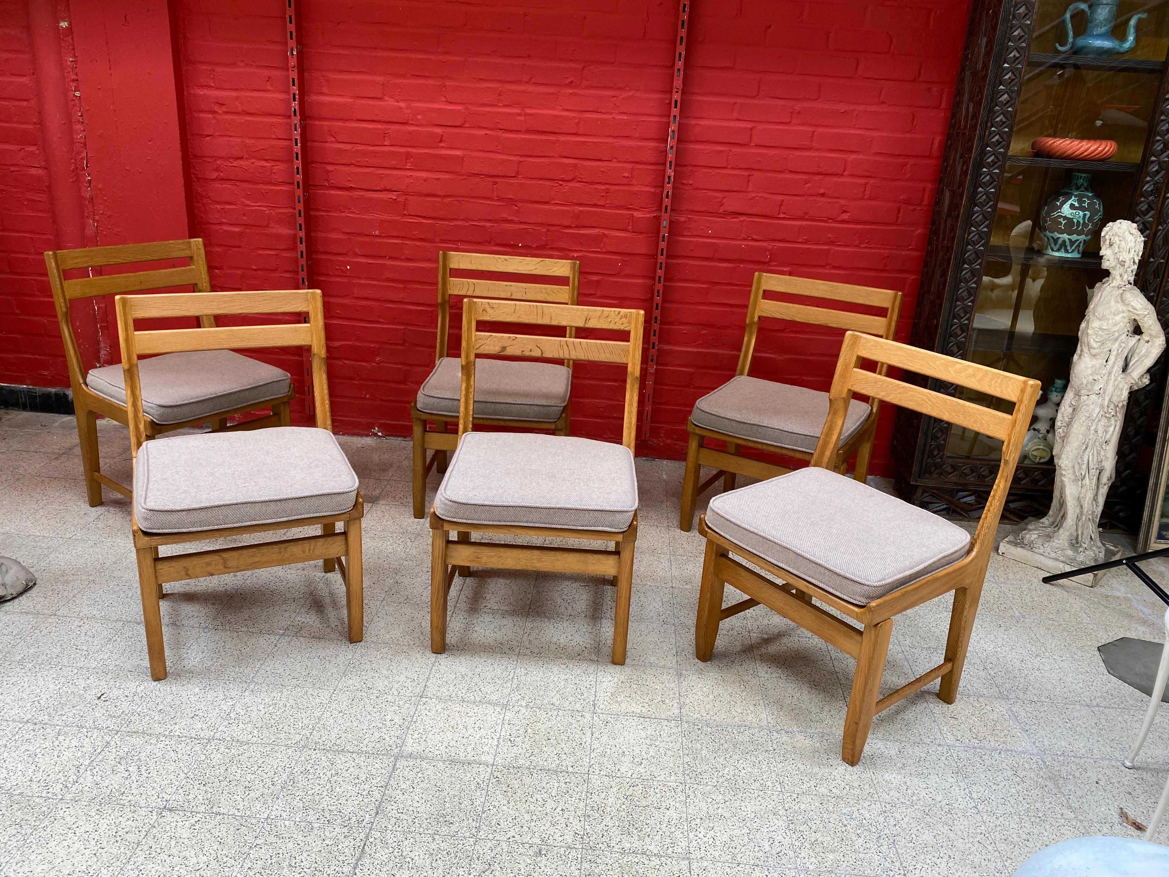 Guillerme et Chambron, set of six oak chairs. Edition Votre Maison, circa 1970.
Woolen fabric in good condition (except a stain)
foams to change.