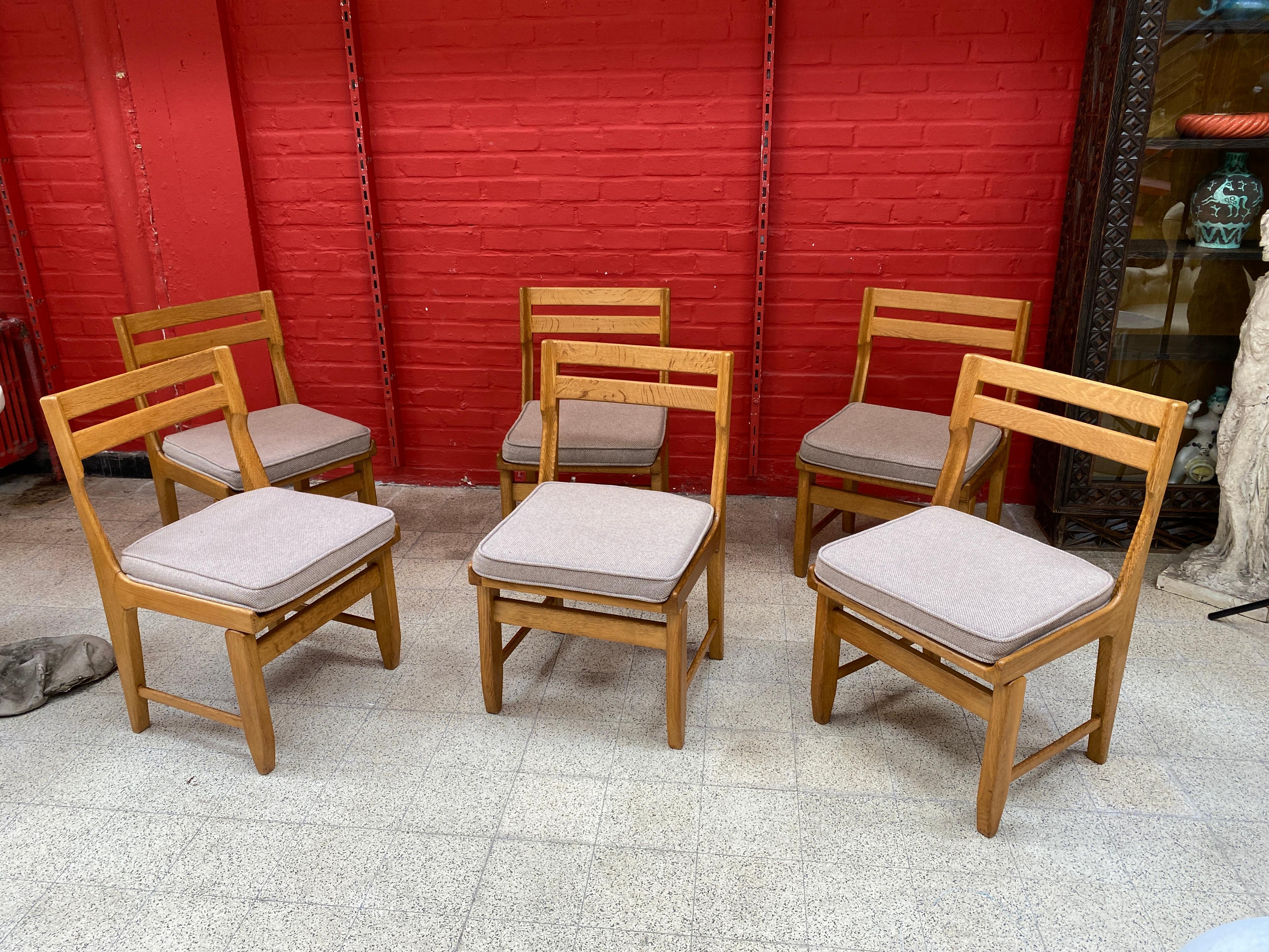 Guillerme et Chambron, Ensemble de six chaises en Oak, Edition Votre Maison, circa 1970 Bon état - En vente à Saint-Ouen, FR